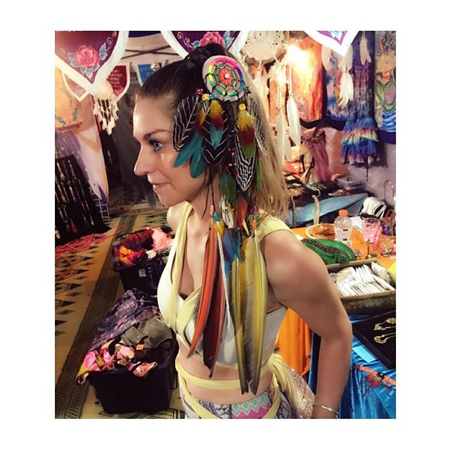 I purchased this beautiful #featherheadpiece at LIB on Friday. The following day it was lost while skipping at the festival and I&rsquo;m missing it terribly. It&rsquo;s full of bright macaw medicine features. The vendor only had one other piece like