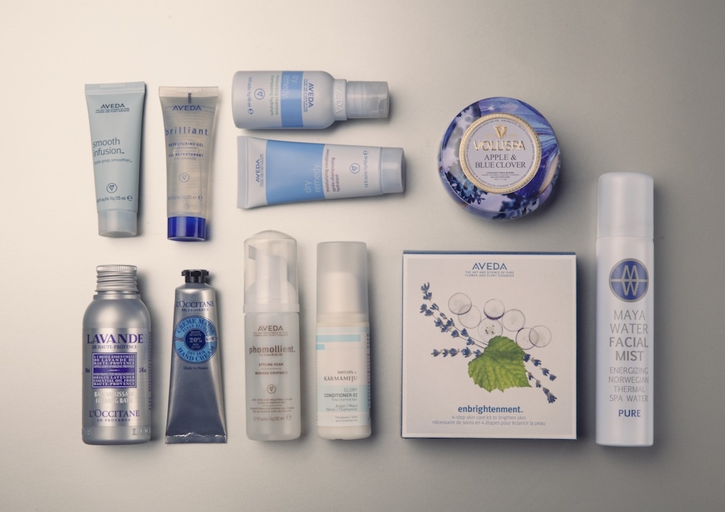 Smooth Infusion Style-Prep Smoother 25 ml, Brilliant stylinggele 25 ml Dry Remedy Moisturizer Conditioner og Shampoo, begge 40 ml Phomollient Styling Foam 50 ml Enbrightenment 4-step Skin Care Kit Alt frå AVEDA. Reiseduftlys VOLUSPA Lavande Foaming Bath 100 ml og handkrem 30 ml frå L´OCCITAN Conditioner 02 KARMAMEJU MAYA WATER Facial Mist Pure 70 ml