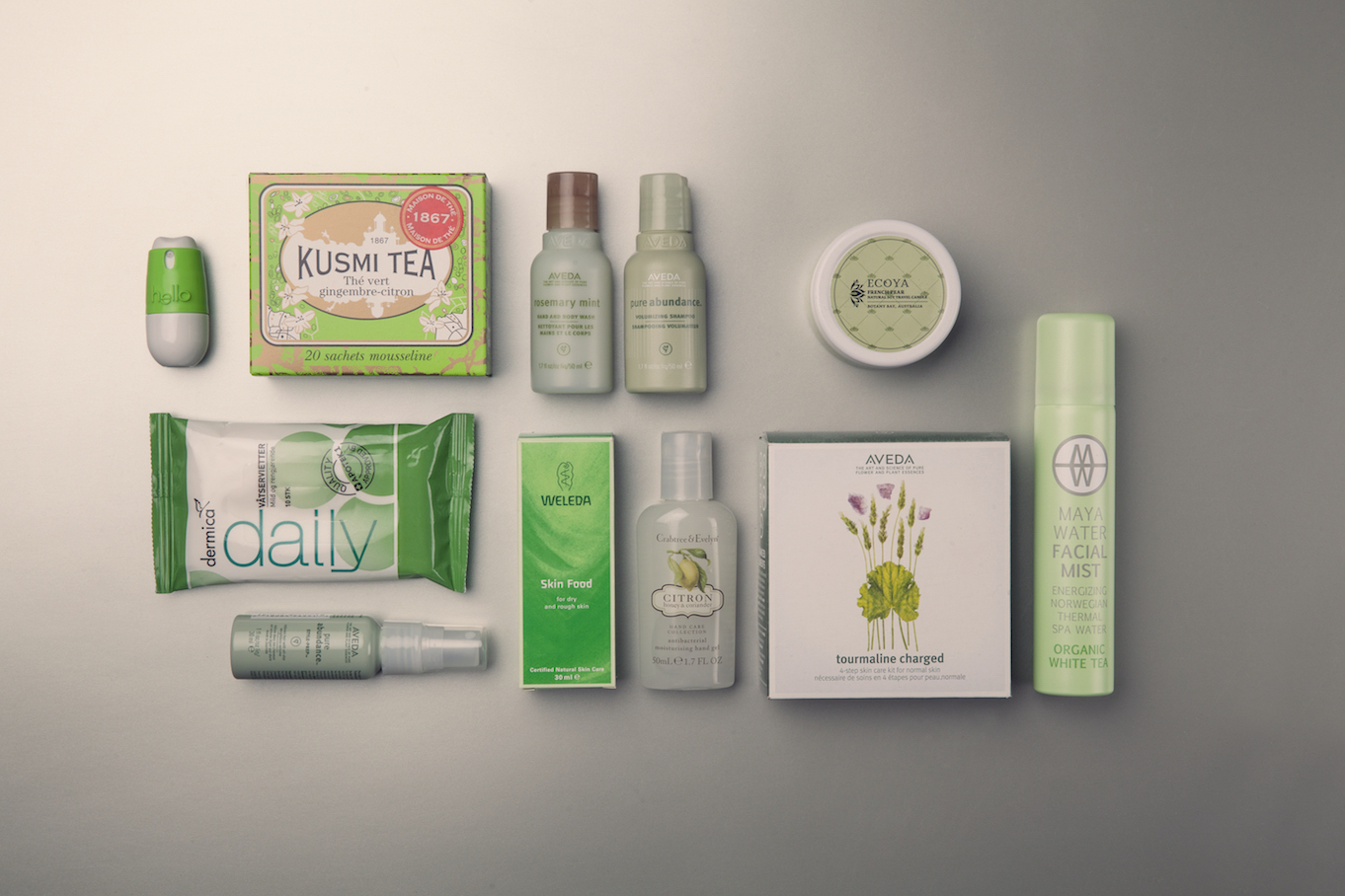 HELLO munnspray KUSMI Tea, 20 posar Pure Abundance Shampoo 50 ml, Style Prep 30 ml, Rosemary Mint Shampoo 50 ml og Tourmaline Charged 4-Step Skin Care frå AVEDA. Daily våtserviettar, pakke på 10 stk DERMICA Reiseduftlys ECOYA Skin Food WELEDA Handsprit med sitron CRABTREE & EVELYN Facial Mist Organic White Tea MAYAWATER FACIAL MIST