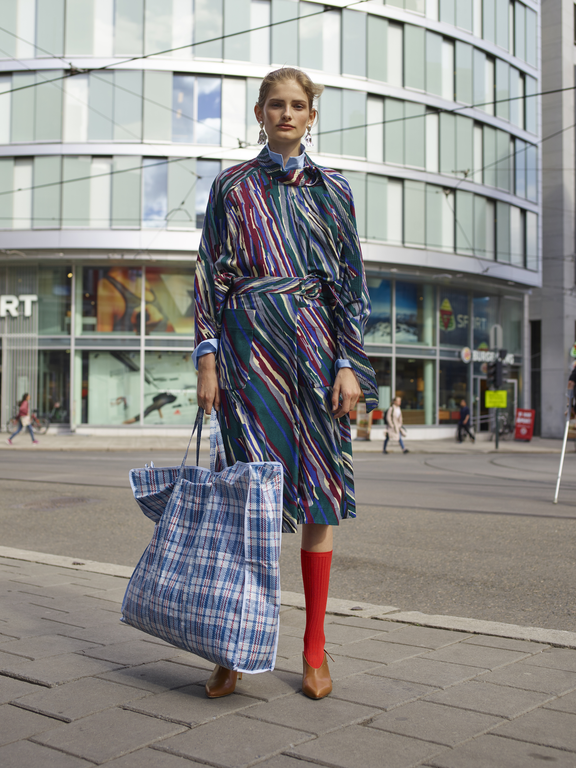 Skjorte - BY MALENE BIRGER Top - RODEBJER Skjørt - RODEBJER Strømper - MONKI Sko - A.T.P. Ørdobber - ANNIE BERNER