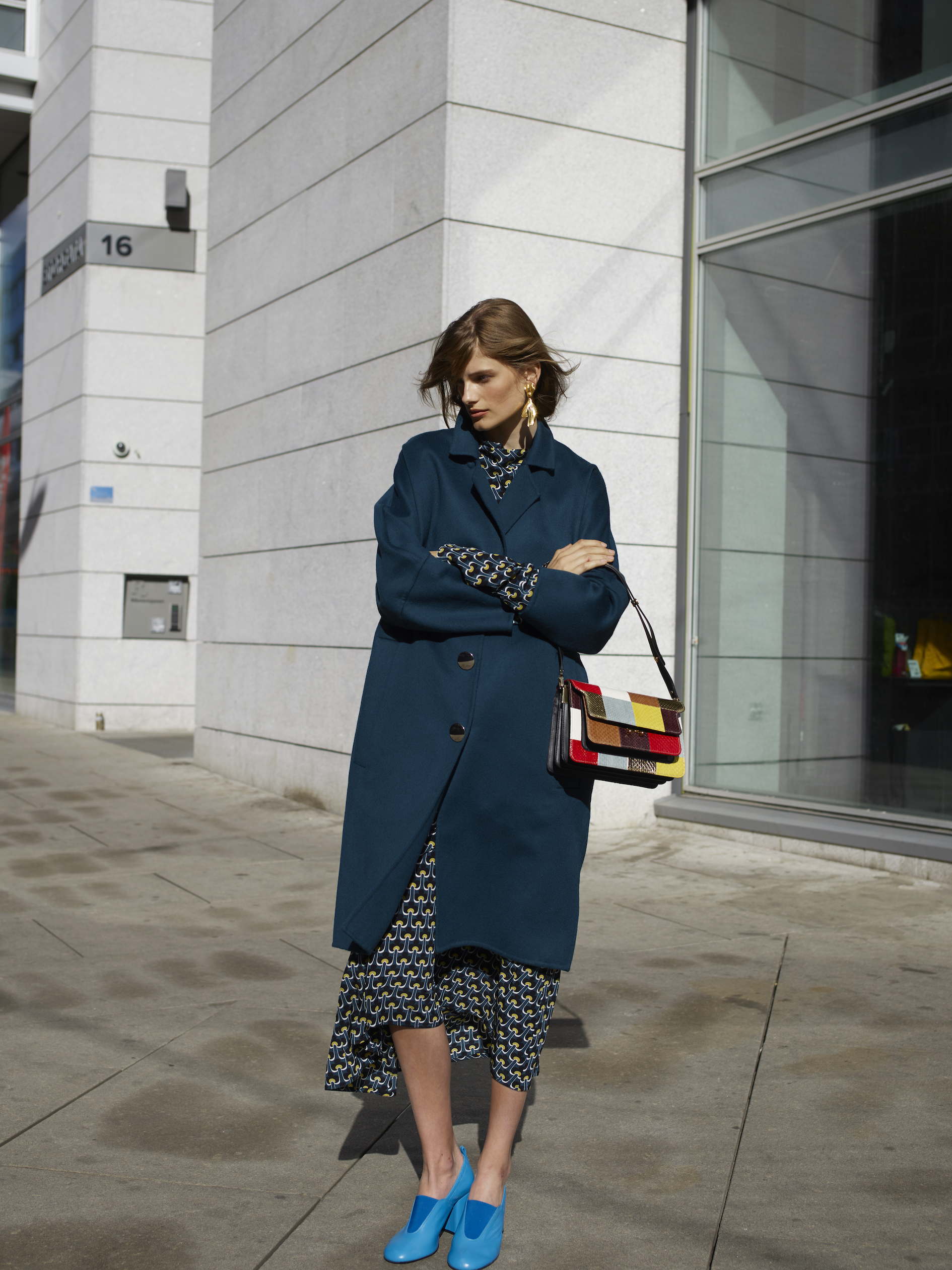 Kåpe - MARNI / VINCCI OSLO Kjole MARNI / VINCCI OSLO Kåpe MARNI / Vinnci Oslo Ørdobber - ANNIE BERNER / F5 Veske - MARNI / VINCCI OSLO Sko - MARIMEKKO