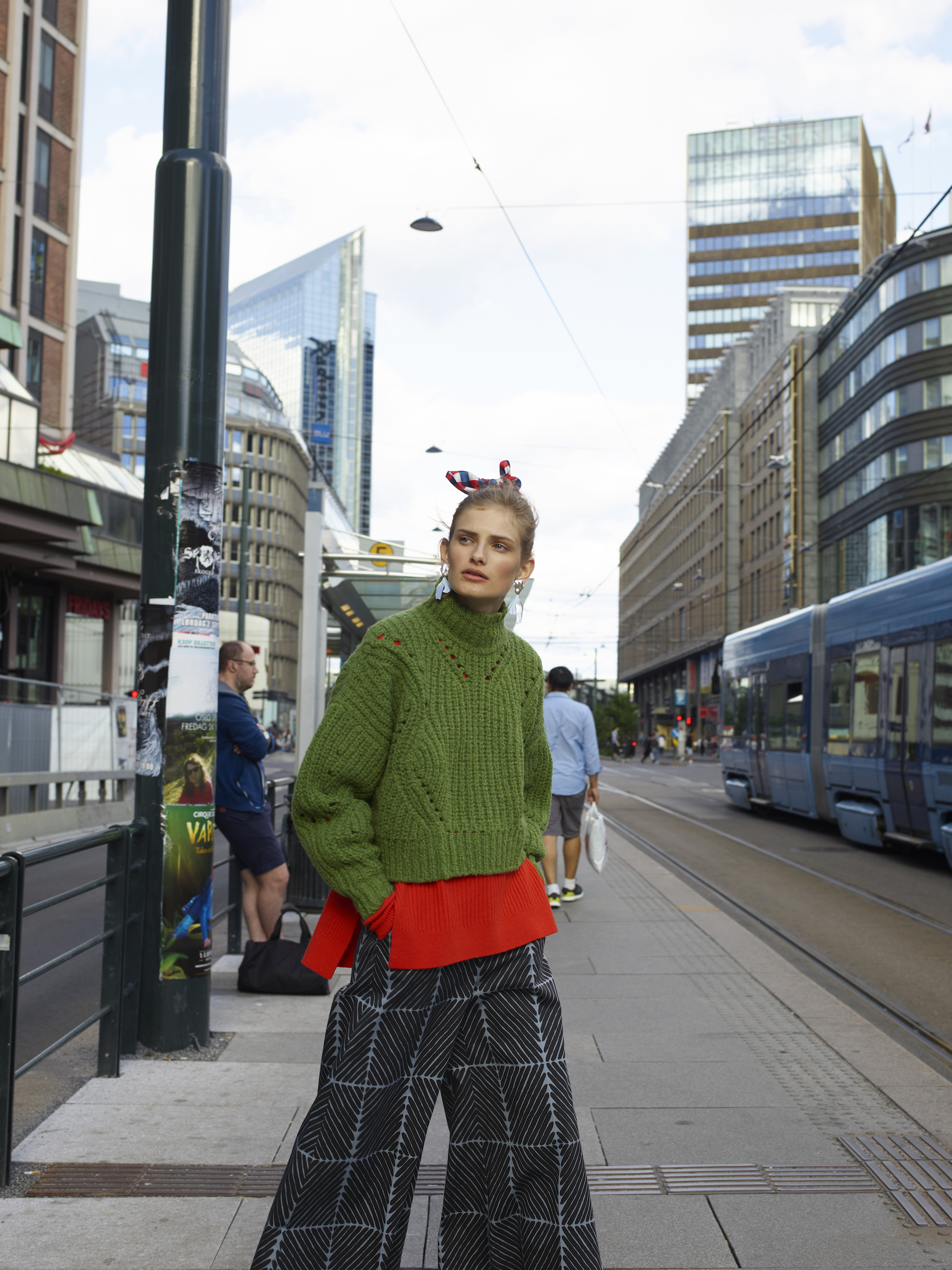 Grønn genser - ISABEL MARANT Genser - GANNI Bukse - MARIMEKKO Ørdobber - ANNIE BERNER / F5 Sløyfe -LOVE CHILD