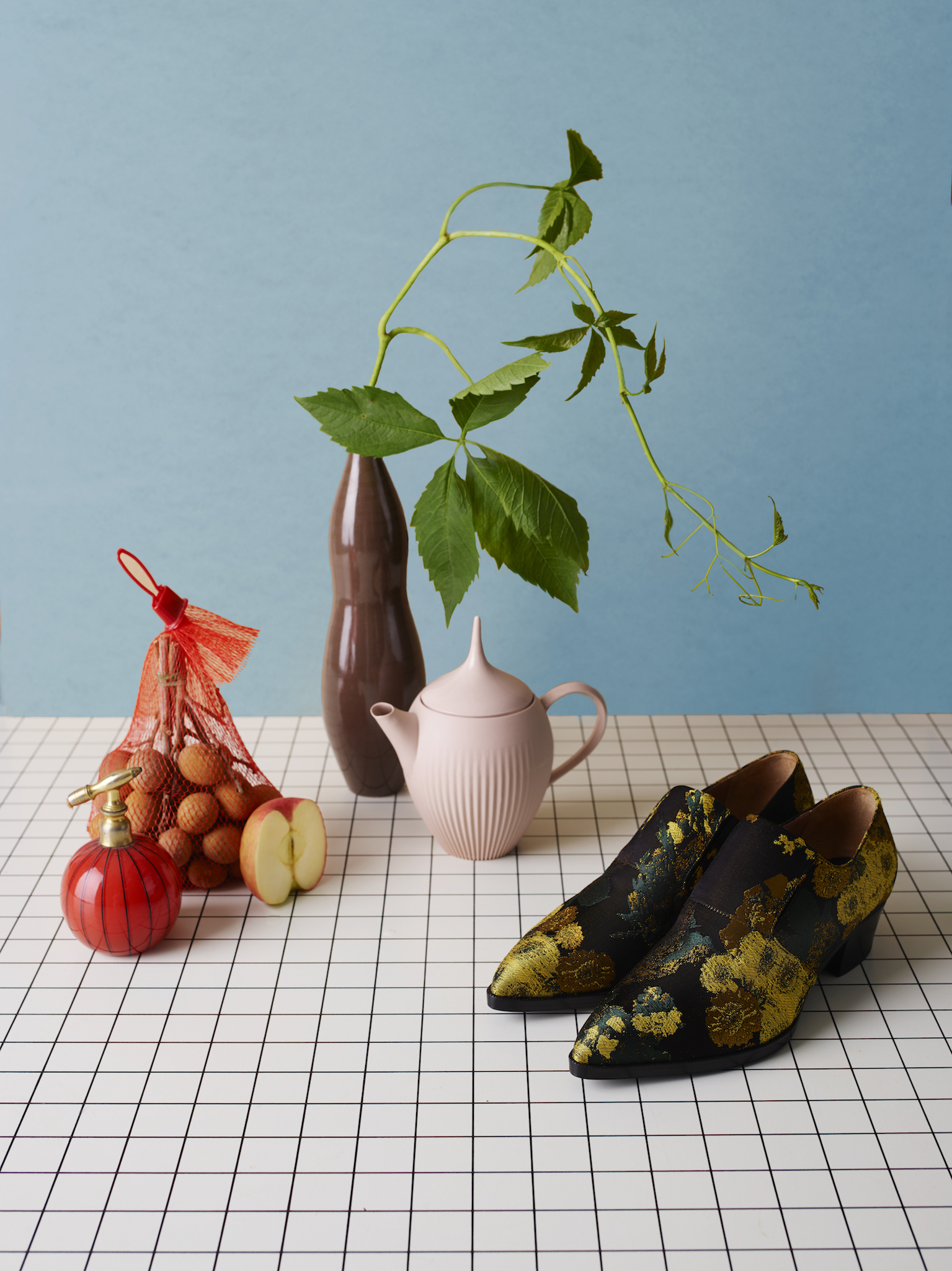 Tekanne :ALICE / Eske interiør & Design Sko: DRIES VAN NOTEN / Studio Scarpa Vintage flakong / Rydeng Oslo