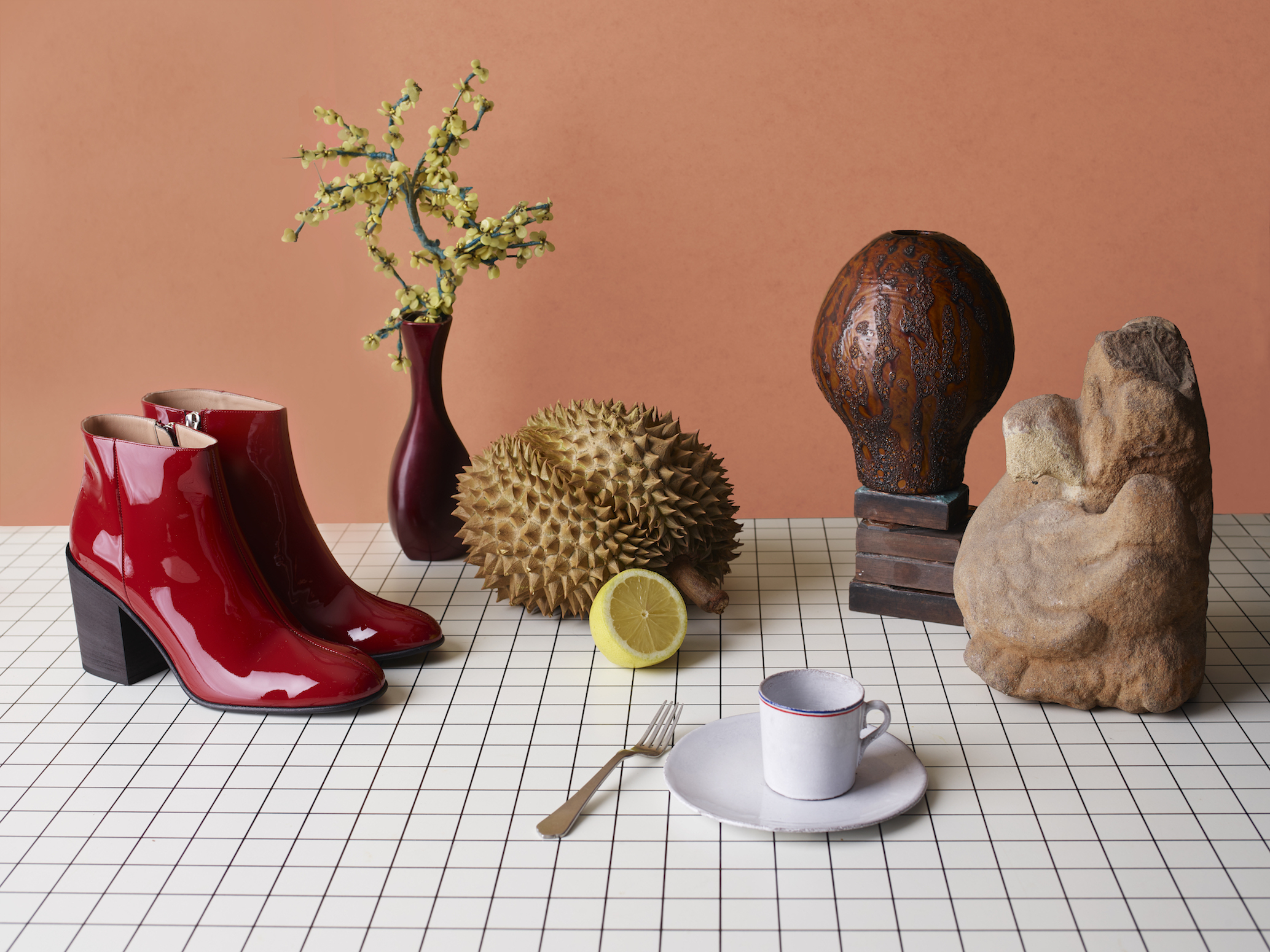 Støvletter: ACNE STUDIOS Kopp, asjett og gaffel: ASTIER DE VILATTE / Balzac Oslo Vase: Vintage / Rydeng Oslo Skulptur: Leif Rydeng