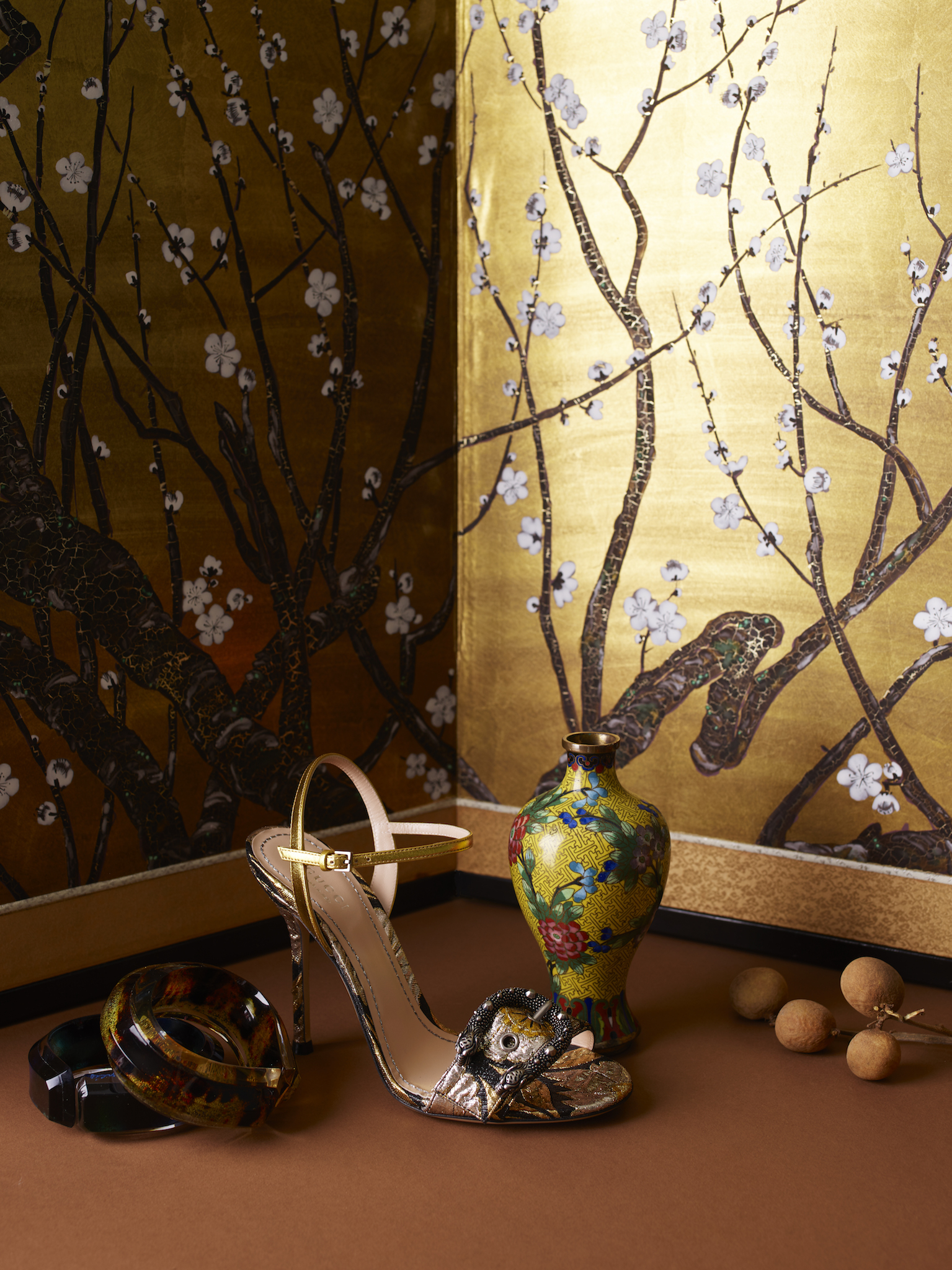 Sko: GUCCI Armbånd: JOYCE FRANCIS / Elleville Design Antik vase / Rydeng Oslo