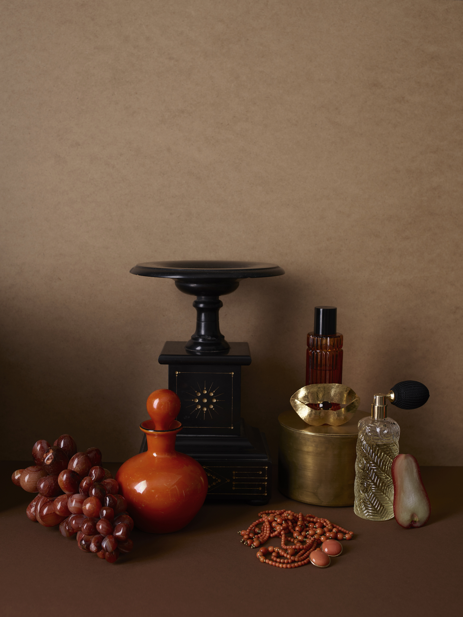 Brosje: WOUTERS & HENDRIX / Studio Scarpa Duft: DIPTYQUE / Heaven Scent Messingboks: Eske Interiør & Design