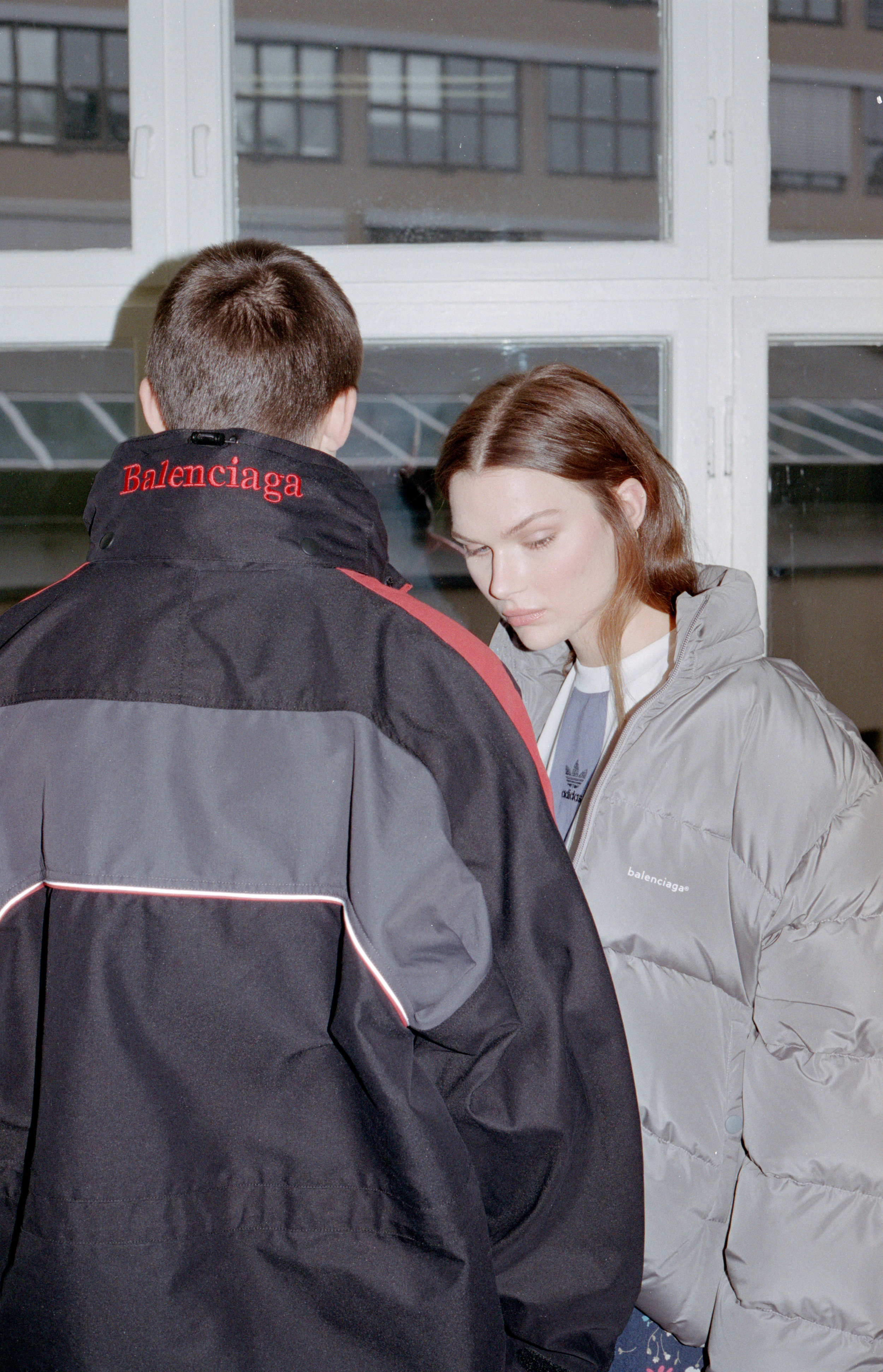 Kornelius: Jakke BALENCIAGA Pauline: T-skjorte ADIDAS Jakke BALENCIAGA