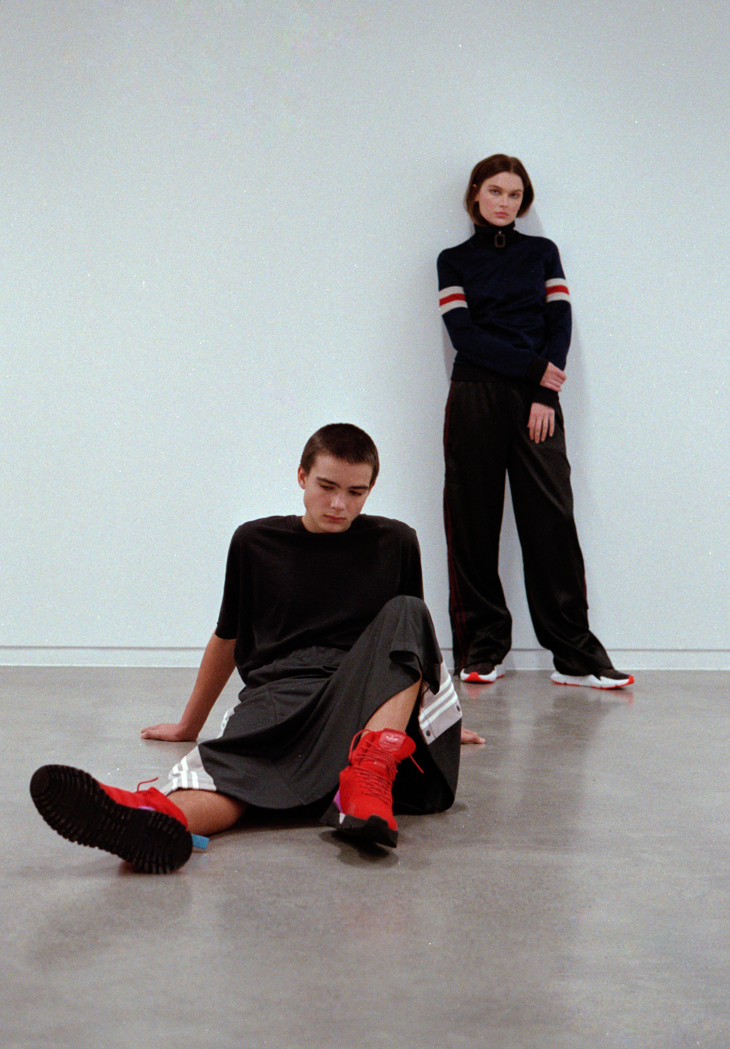 Pauline: T-skjorte ADIDAS Skjef som skjørt BALENCIAGA Bukse ADIDAS Kornelius: Jakke ARC'TERYX T-shirt GOSHA RUBCHINSKIY Bukse LEE Sko ADIDAS