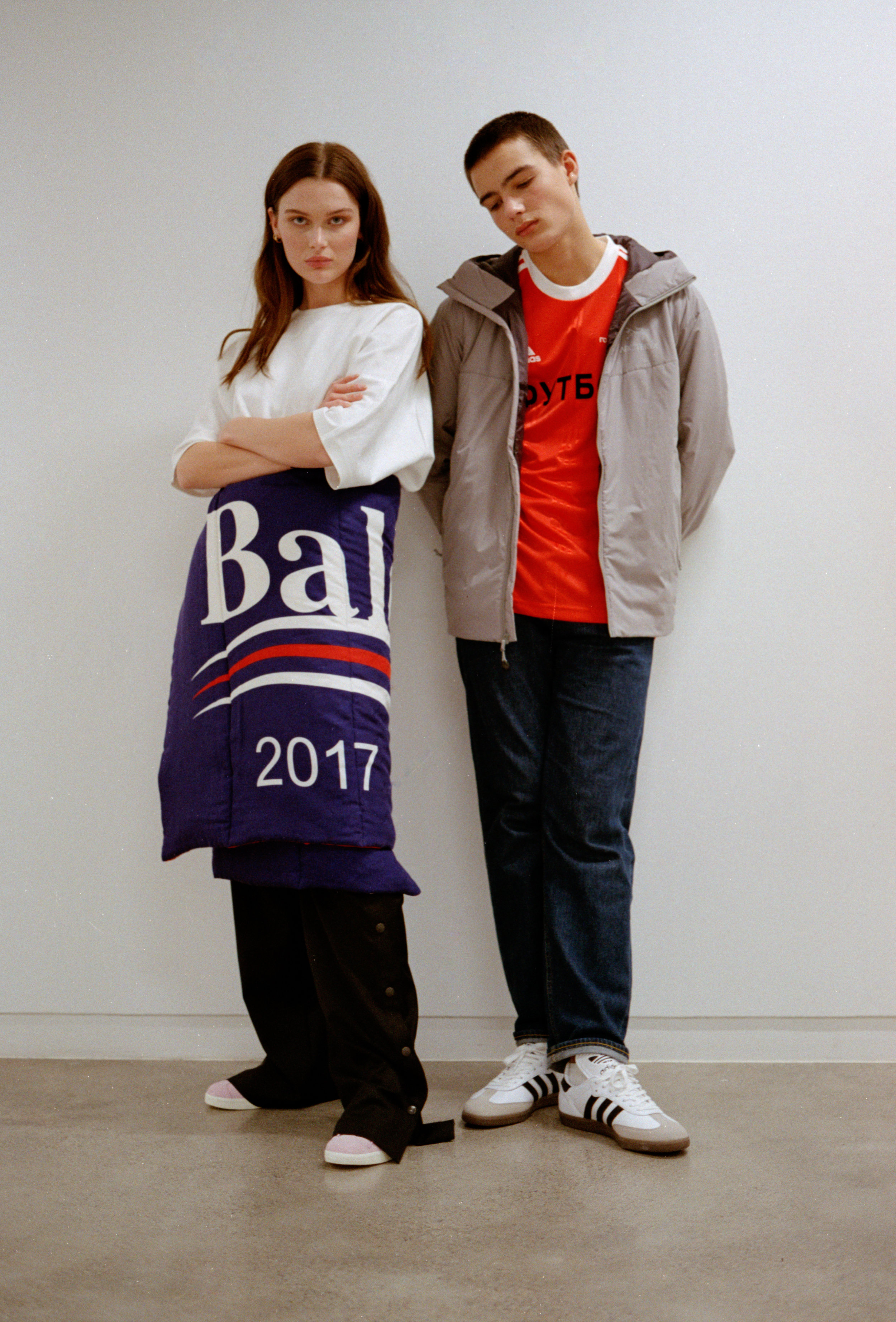 Pauline: T-skjorte ADIDAS Skjerf som skjørt BALENCIAGA Bukse ADIDAS Sko Adidas Kornelius: Jakke ARC'TERYX T-skjorte GOSHA RUBCHINSKIY Bukse LEE Sko ADIDAS