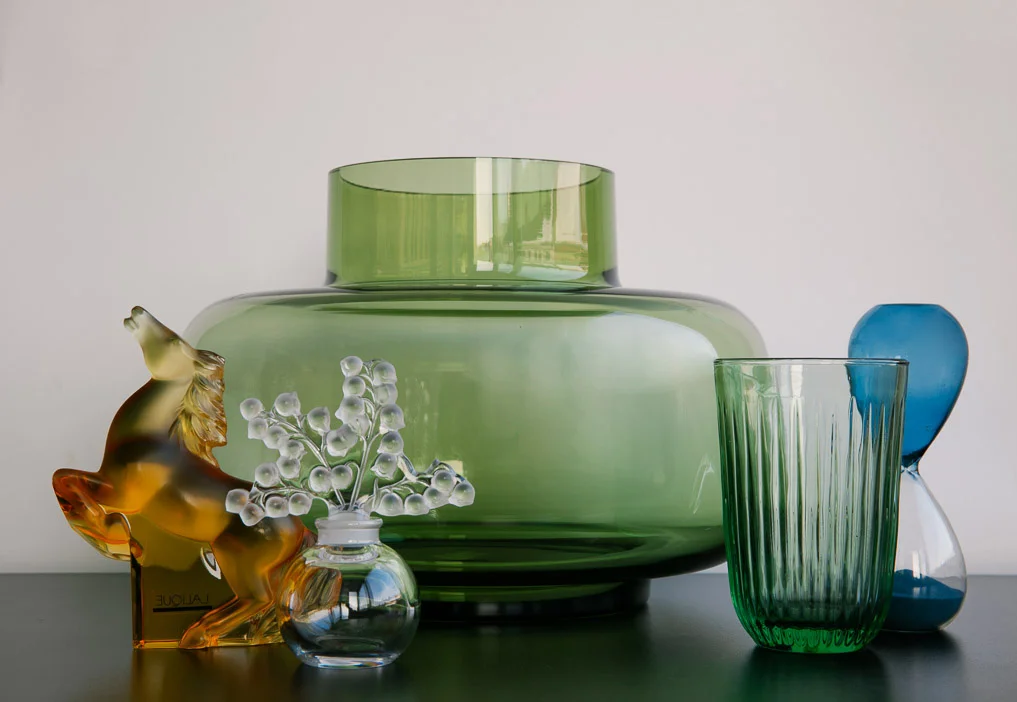 Hest og flakong: LALIQUE / INTERIØR GALLERIET Stor grøn vase: MARIMEKKO Glas: KÄHLER DESIGN Timeglas: HAY