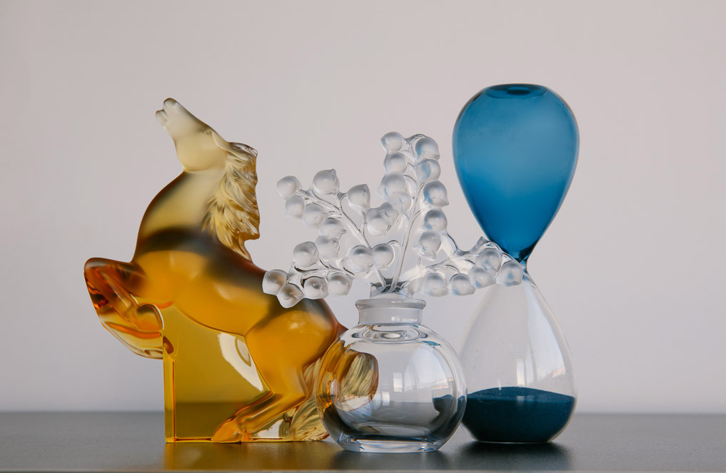 Hest og flakong: LALIQUE / INTERIØR GALLERIET Timeglas: HAY