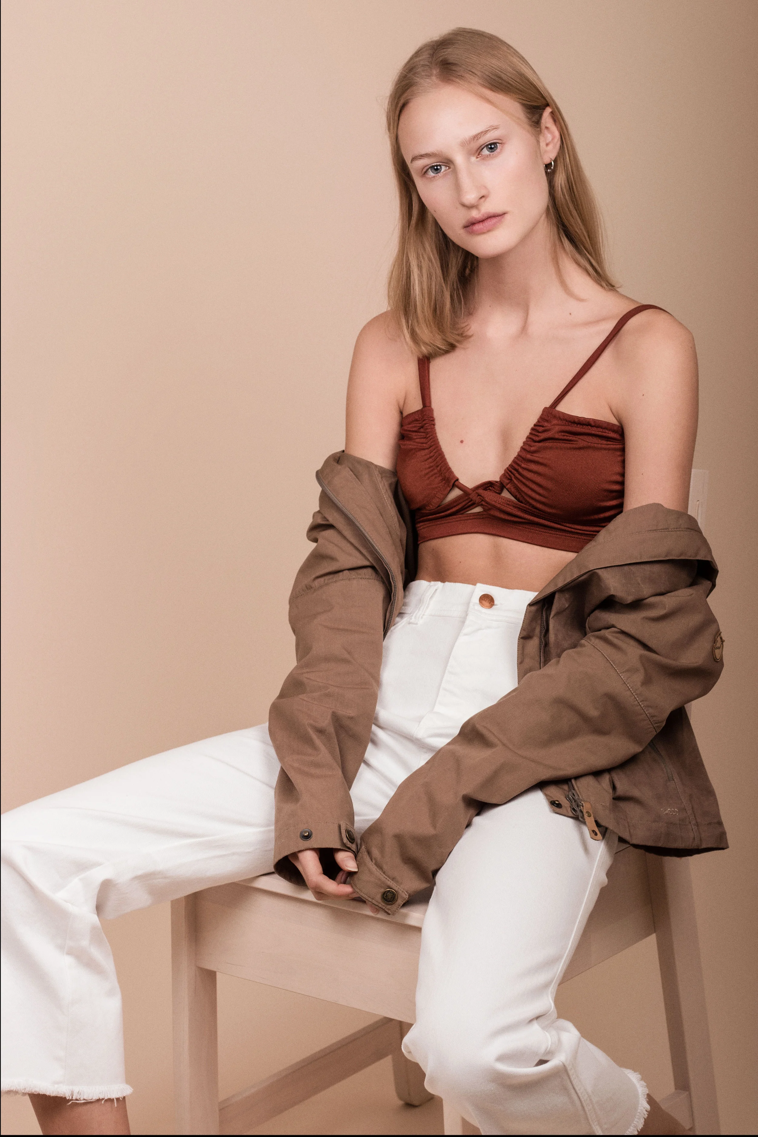 Bikini top fra Asos Jakke fra Fjällräven Hvite jeans fra Rodebjer Øredobber fra Urban Outfitters