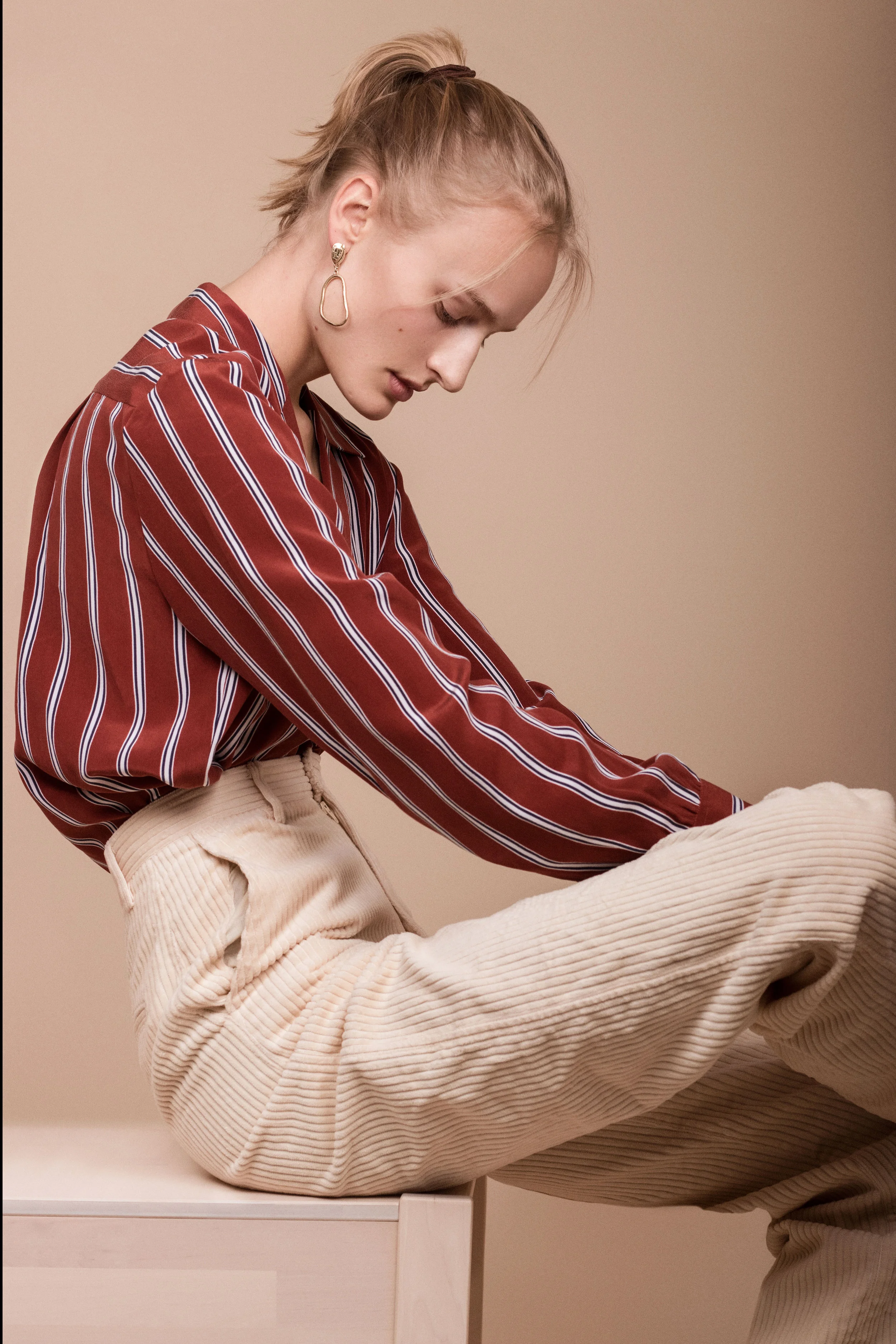 Skjorte fra Frame Cordfløyelsbukse fra H&M Øredobber fra Weathered Penny