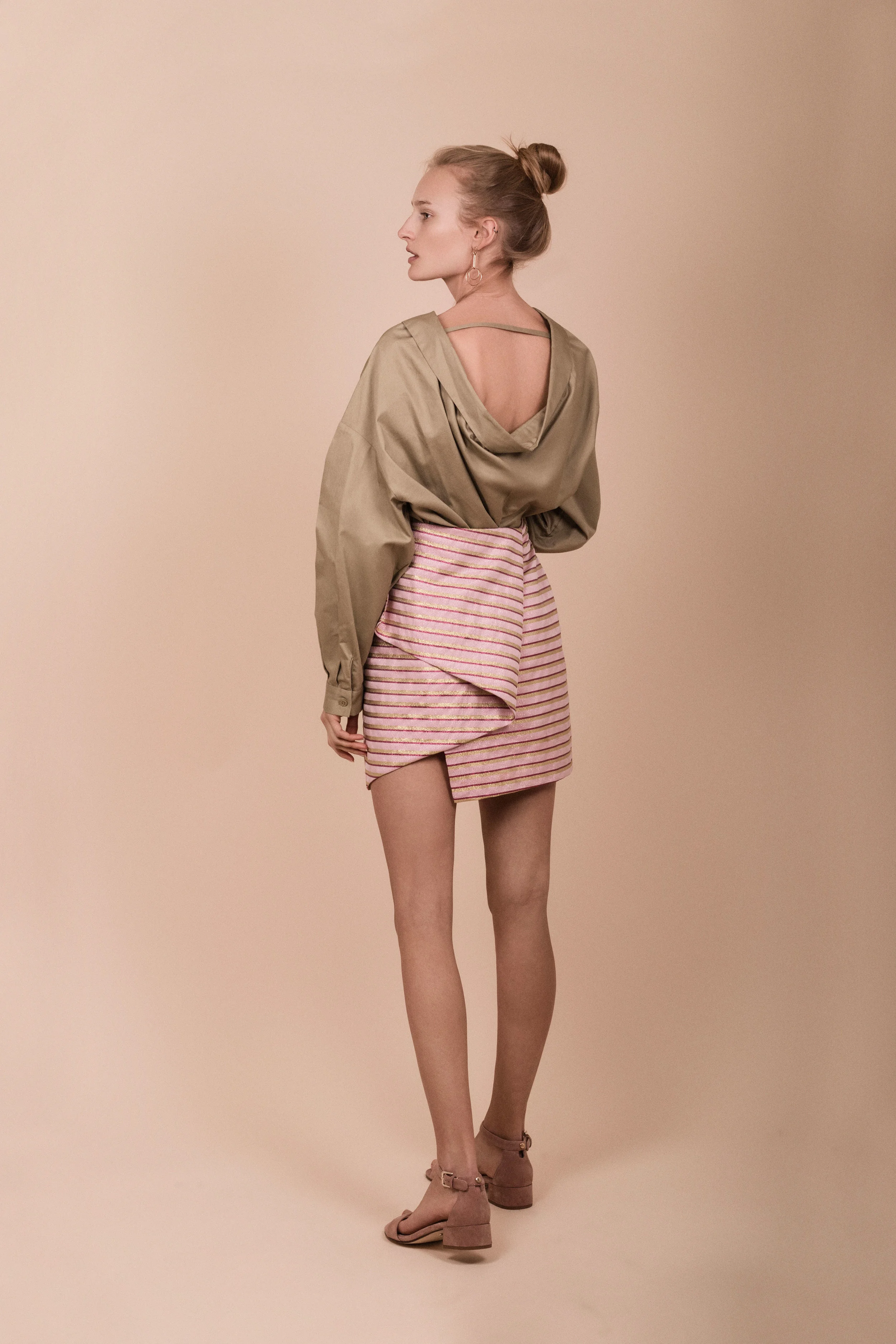 Skjorte fra By Malene Birger fra Zalando Skjørt fra Custommade Sko fra Eurosko Øredobber fra H&M