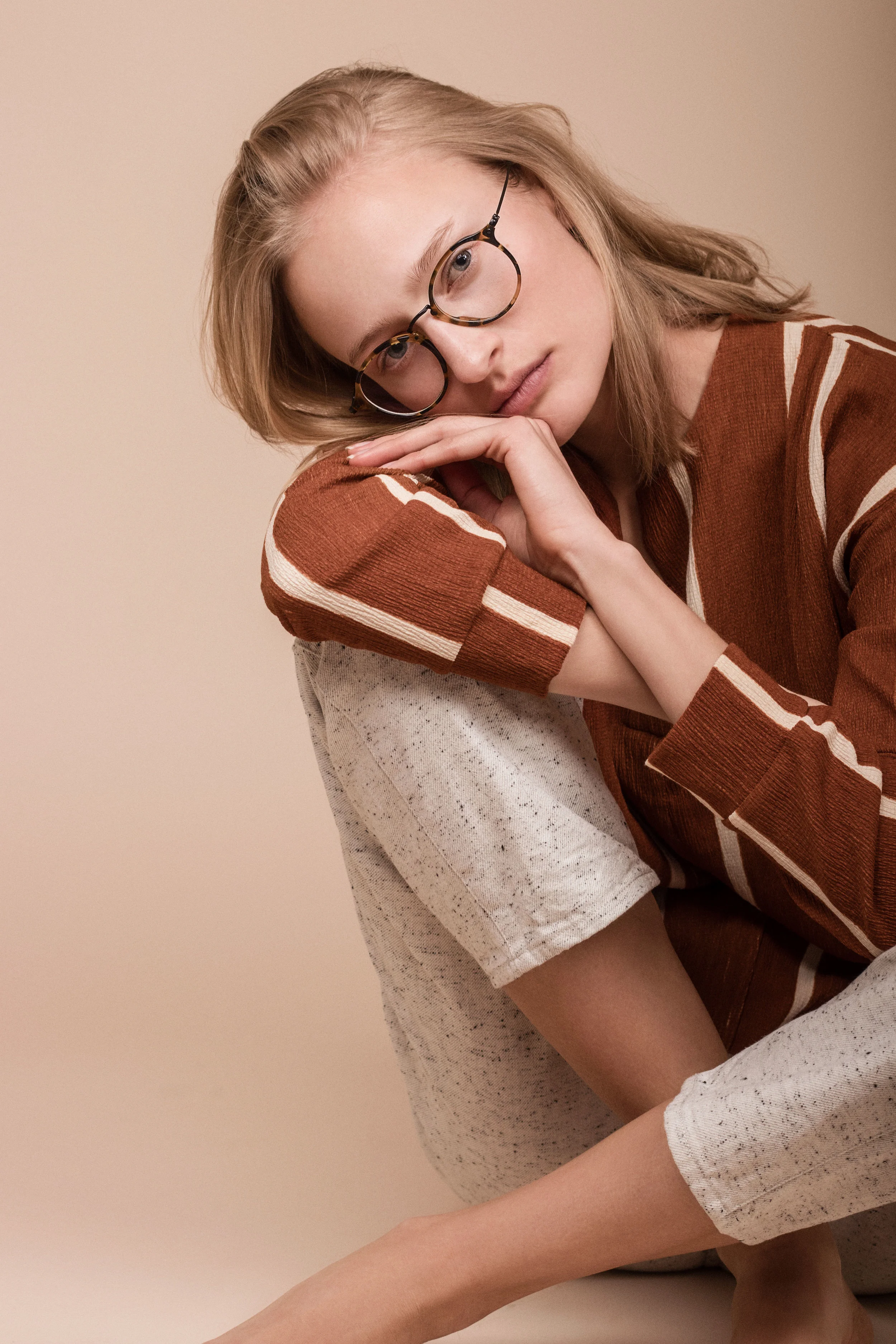 Topp fra Zara Bukse fra COS Briller fra RayBan