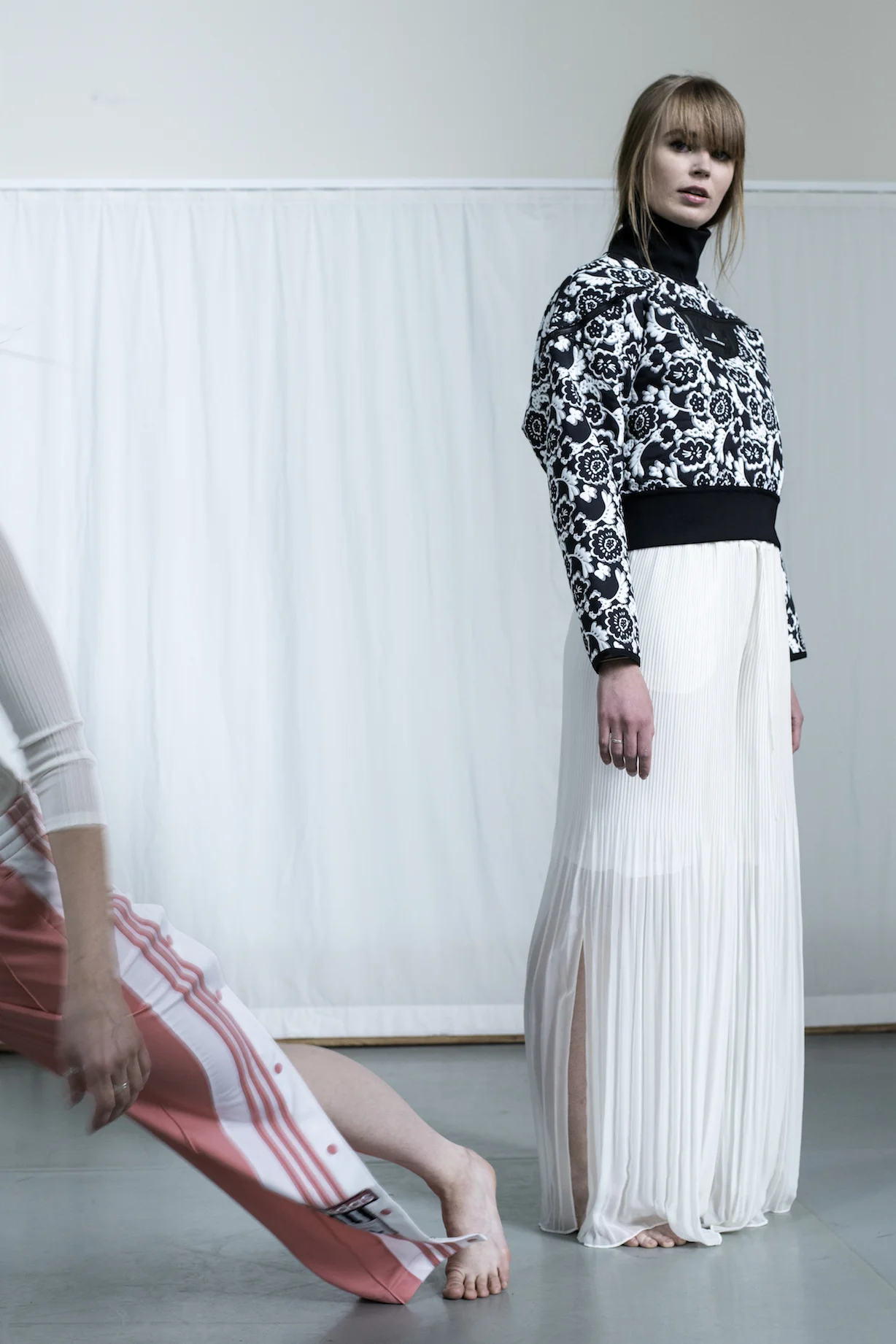 M: Body: Frame Bukser: Adidas Originals A: Topp: Adidas by Stella McCartney Bukse: By Malene Birger