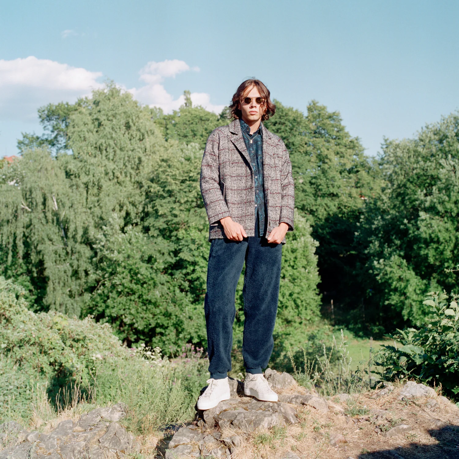 Jakke: Samsøe Samsøe Skjorte: Gucci / MA Men's Vintage Depot Bukse: Adidas Originals Sko: Diemme Solbriller: Thom Browne