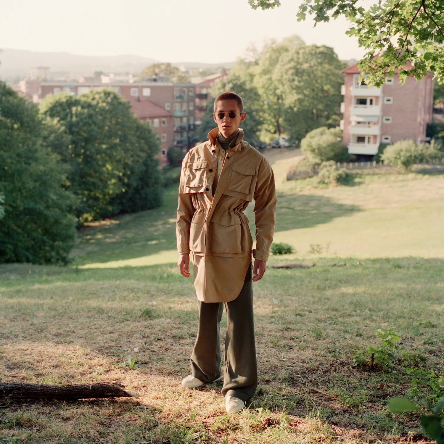 Regnfrakk: Norwegian Rain Skjorte: H&M Turtleneck og bukse: COS Sko: Diemme Solbriller: Thom Browne