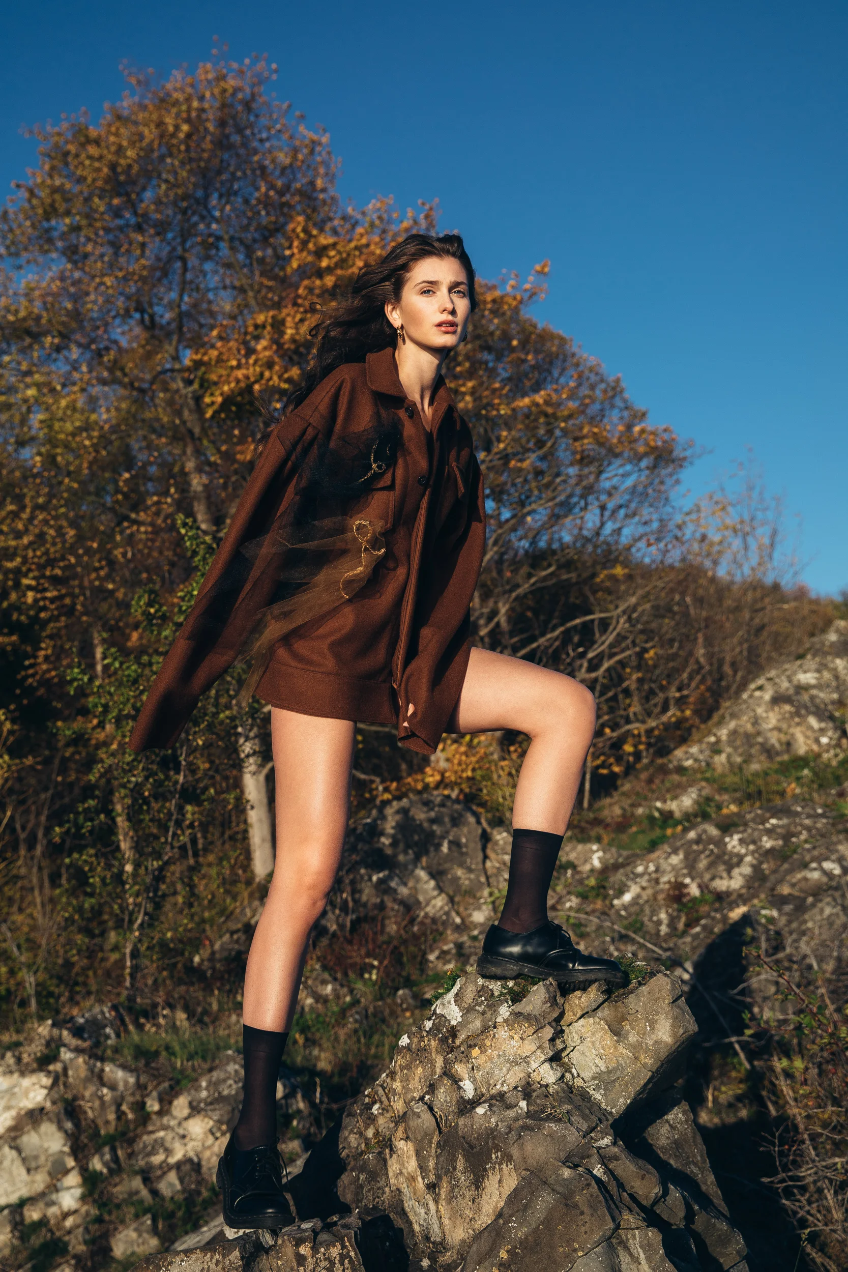 Jakke, tyll og brosjer fra HAiK Body fra Calida Sko fra Dr. Martens