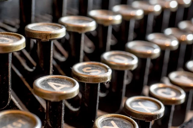 typewriter-585000_640.jpg
