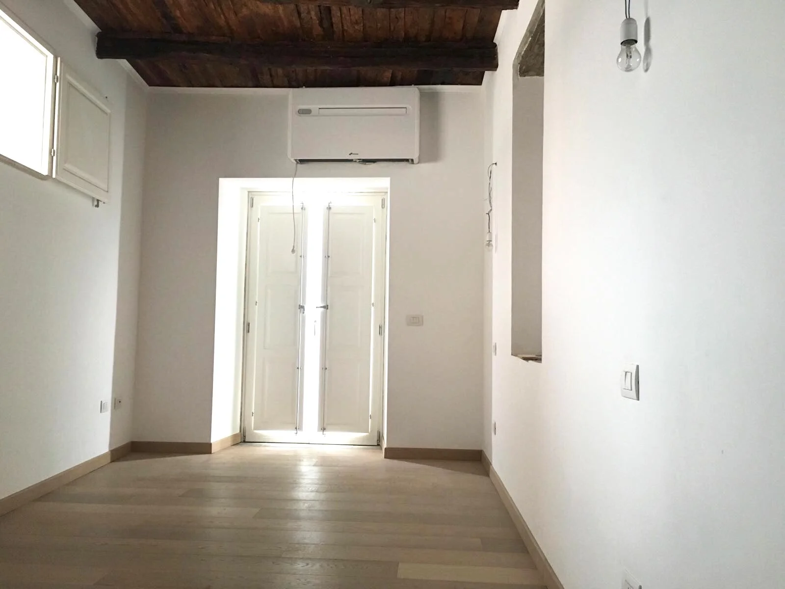 Studio Bellavista: The bedroom with a small balcony facing the sea