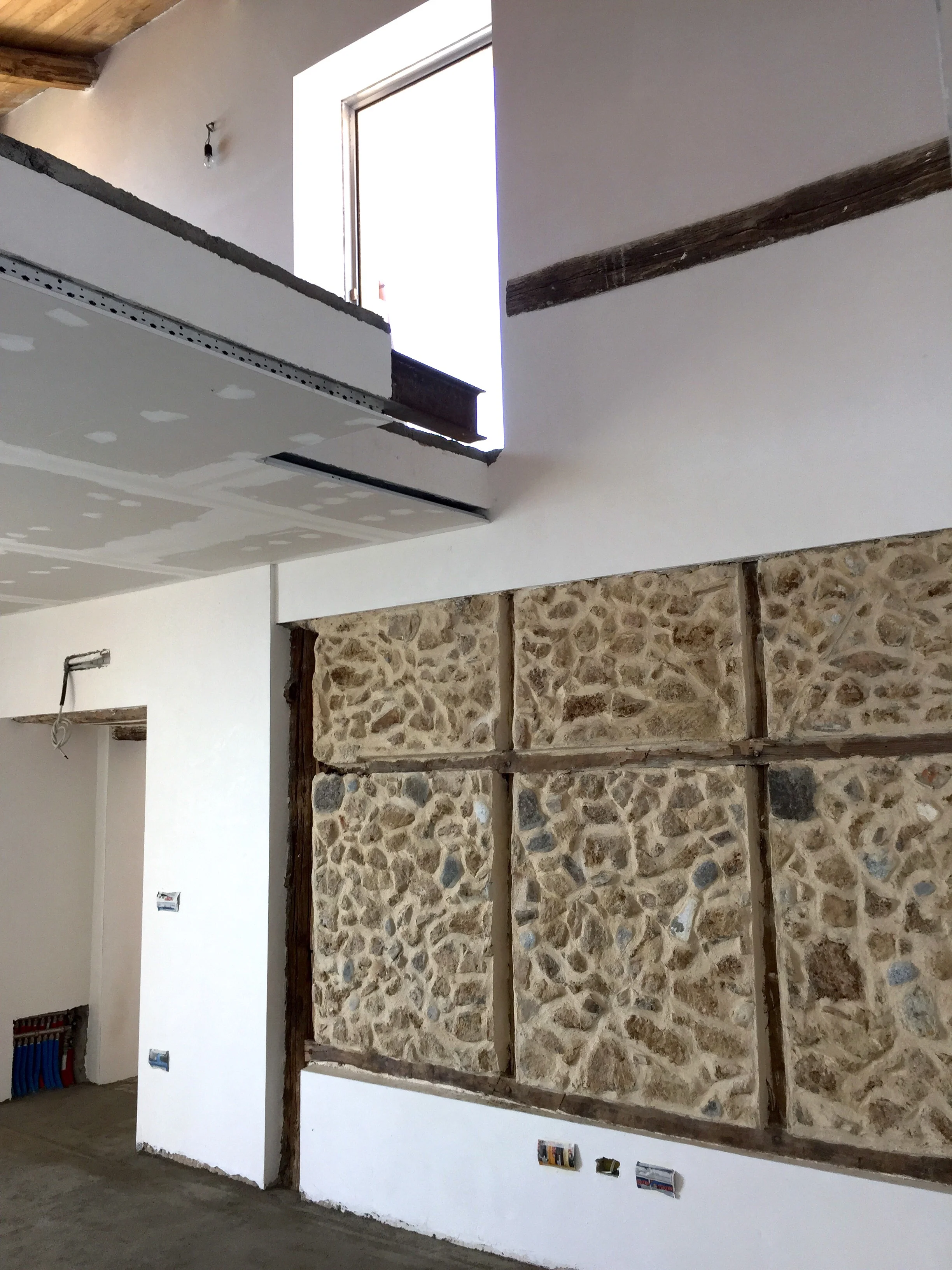 Dependance: living room and restored original stone wall - I am curious myself how the staircase leading to the attic will look like ...