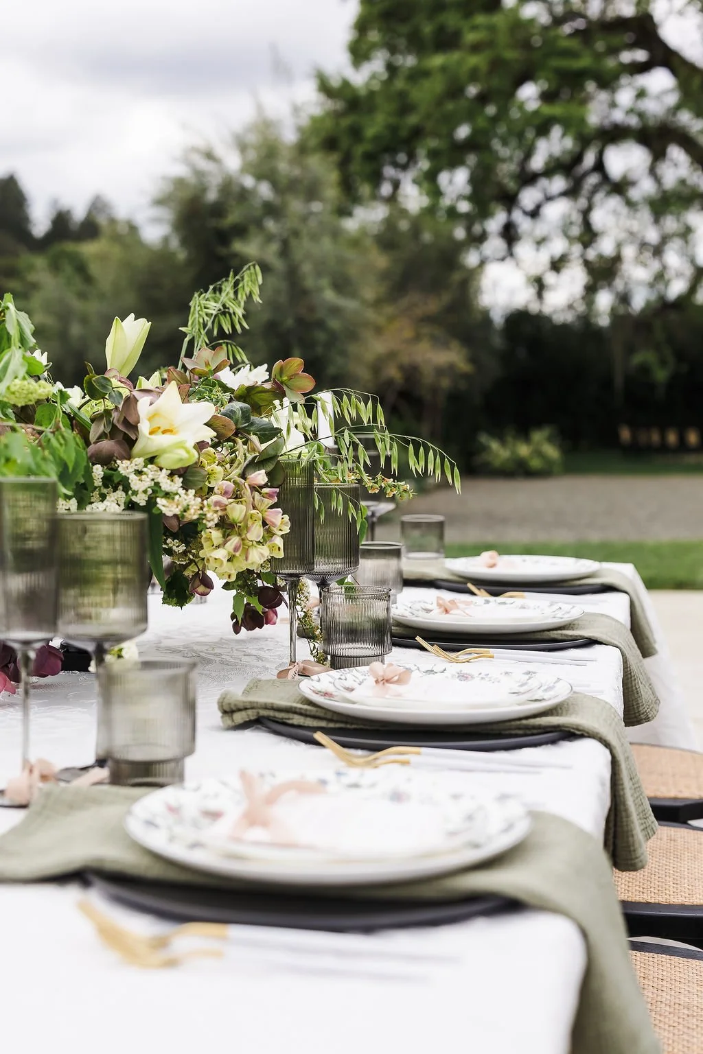 Elegant Outdoor Reception Tablescape – Wine Country Wedding | L’Relyea Events