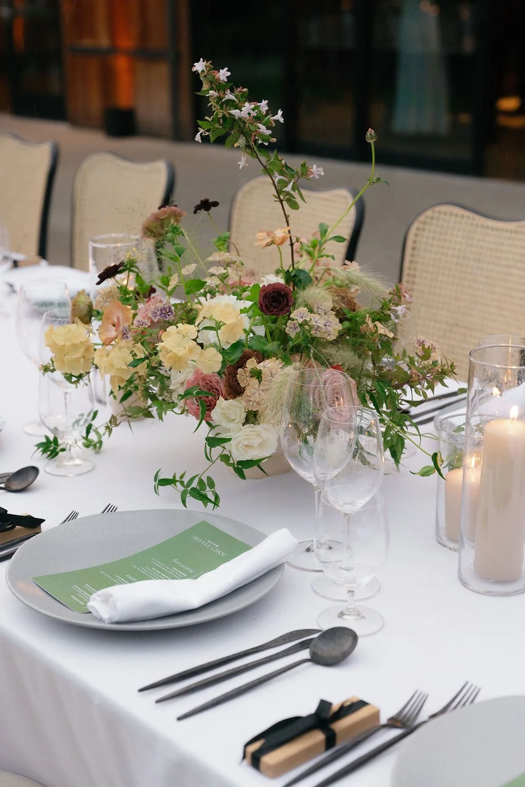 Floral Centerpieces and Candles – Modern Romance Wedding Décor