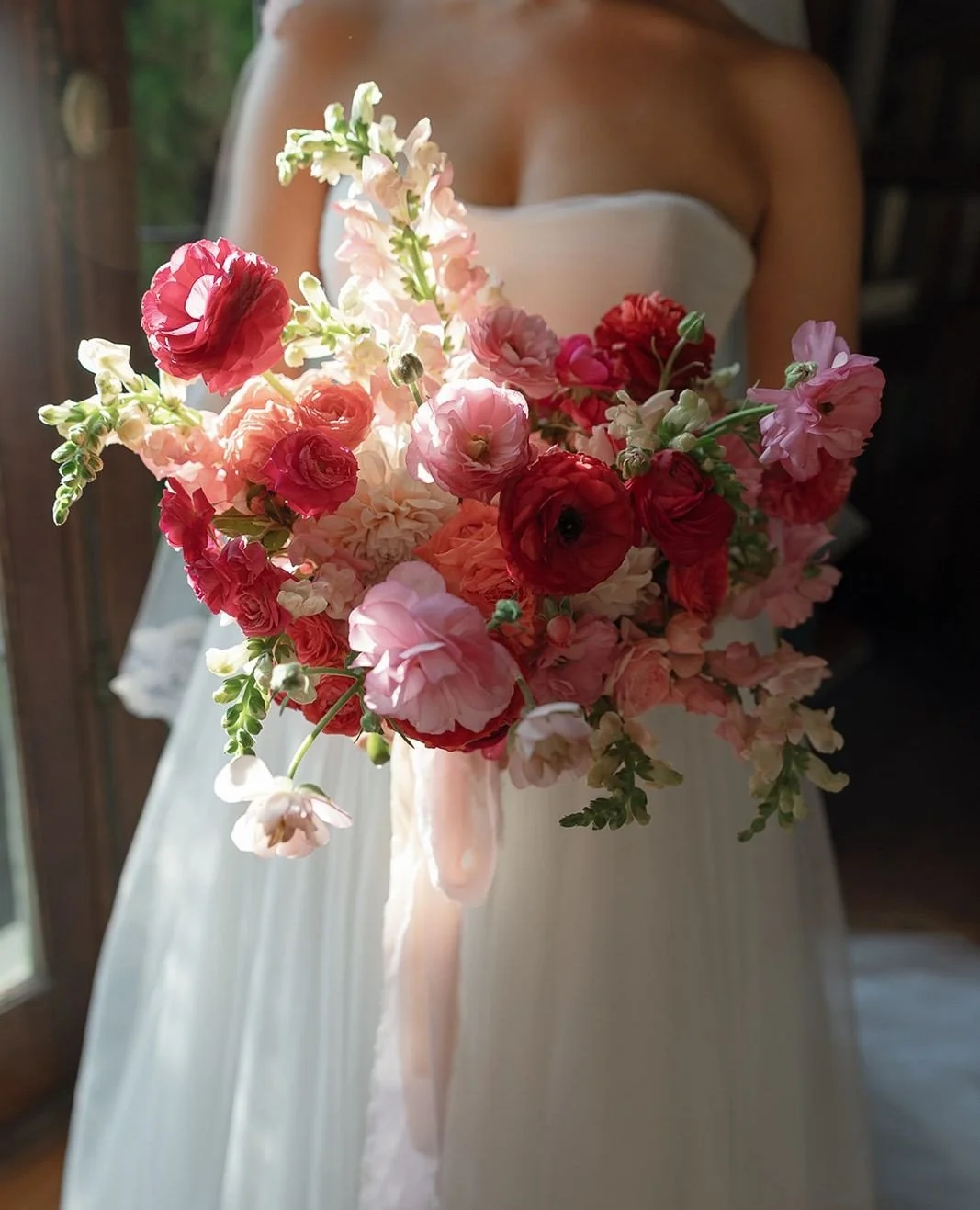 Guests arrived to Kohl Mansion, greeted with bubbly in hand before being welcomed into the ceremony space &mdash; a sweet mint-green room with soaring ornate ceilings and intricate period plasterwork.⁠
While the room&rsquo;s original tone wasn&rsquo;