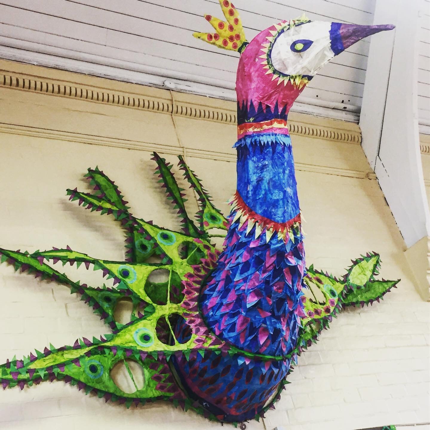 This was a great fun piece to make with Y3 and 4 pupils at Welbourne Primary school Tottenham. #peacock #willowsculpture #schoolart #centrepiece #feathers #sculpture #schooldisplay #artworkshops #artistinschools #theschoolartist