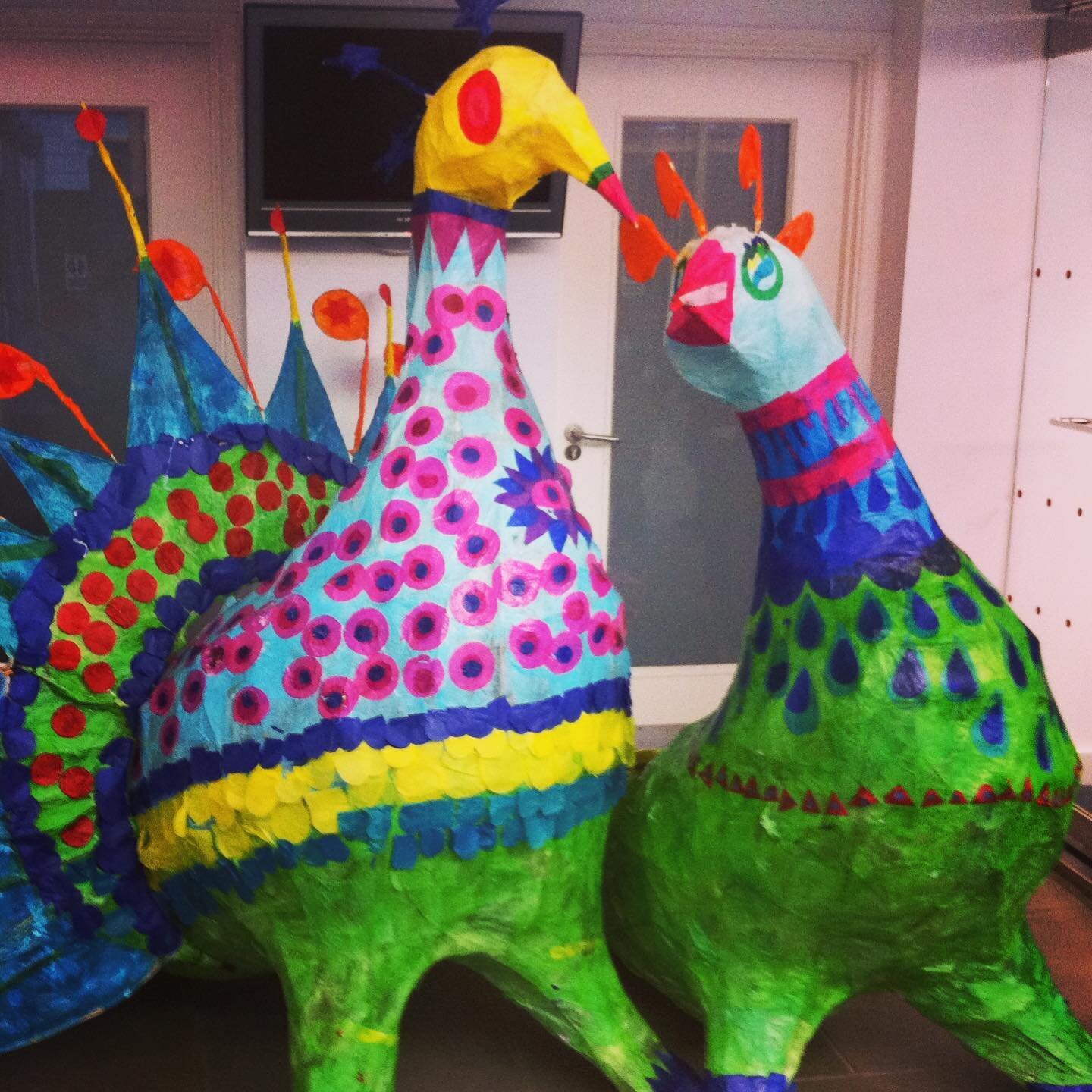 Cute pair of peacocks created from willow and paper by pupils at Bevington Primary, Ladbroke Grove. #peacocks #schoolartworkshops #willowsculpture #artistsinschools #sculpture #schooldecor #theschoolartist