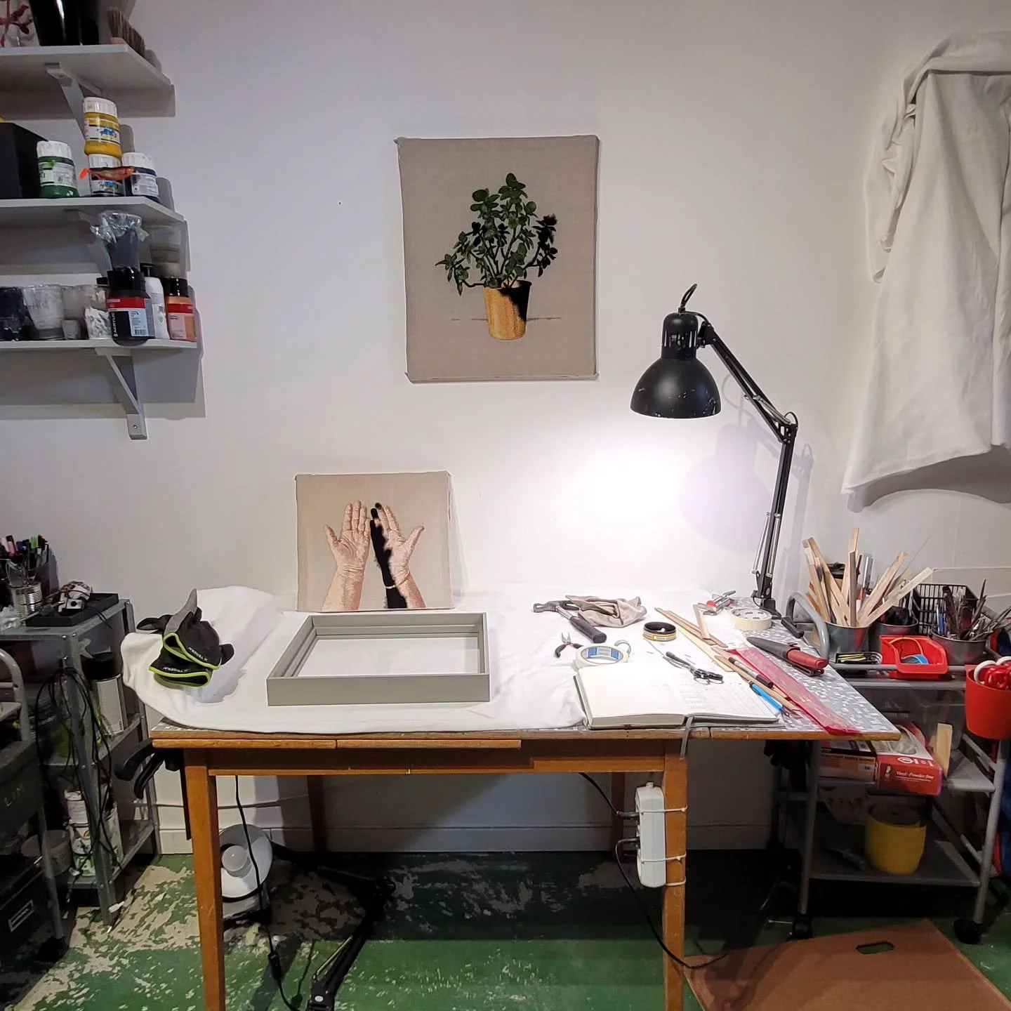 Ramning av fyra nya broderier i atelj&eacute;n idag. Och utanf&ouml;r bild kaos. 
Flytten n&auml;rmar sej med stormsteg nu. Om ett par veckor s&aring; g&aring;r flyttlasset ner&aring;t landet igen. Till ny atelj&eacute;, nytt hem och framf&ouml;rallt