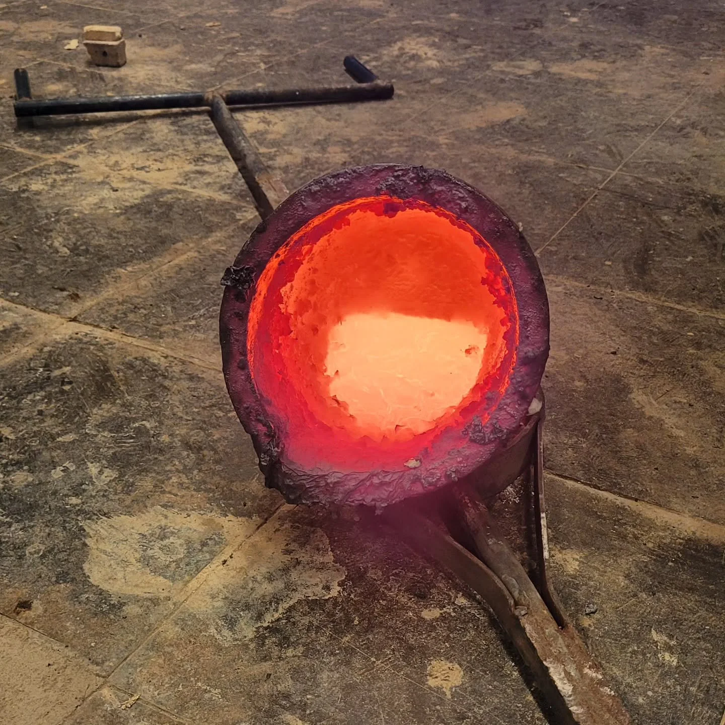 Degelbild fr&aring;n ig&aring;r, d&aring; jag var och hj&auml;lpte till med en gjutning. I princip allt som kunde kr&aring;ngla kr&aring;nglade, men tillslut fick vi i bronset i formarna i alla fall.