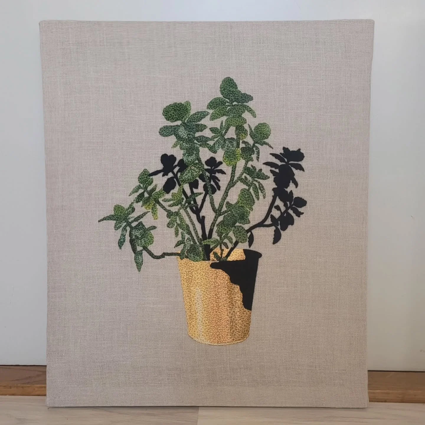 Phu, &auml;ntligen &auml;r jag f&auml;rdig (tror jag)! Jag har tagit bilder under processen och skickat till en v&auml;n och kom p&aring; att jag kunde posta dom h&auml;r med.
F&ouml;rsta bilden &auml;r grunden, fulltr&aring;digt garn. Andra bilden &