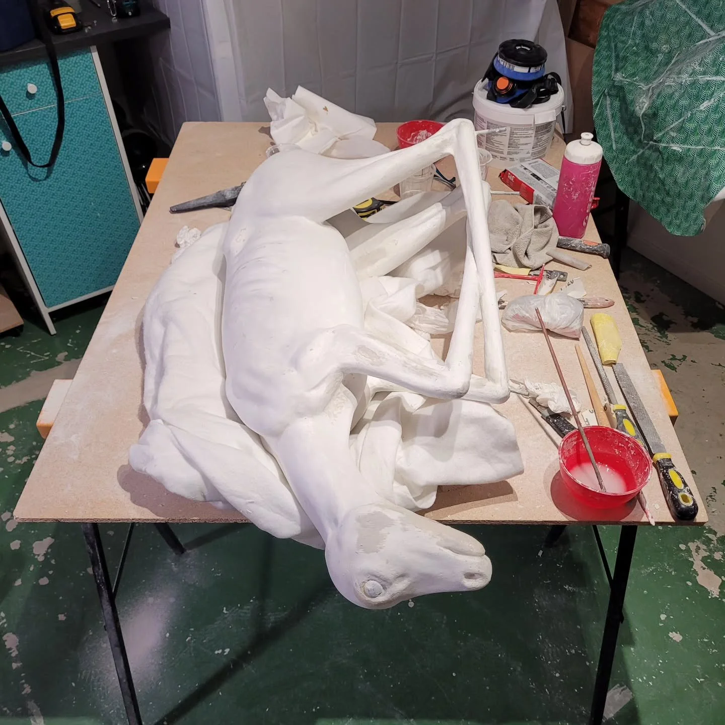 Ryggskott pga sn&ouml;skottning, men jag lyckas hitta ganska okej arbetspositioner. Det byggs och slipas p&aring; ett monster i atelj&eacute;n, lite till min f&ouml;rv&aring;ning,  jag som trodde att jag var f&auml;rdig med dom.
Hittar p&aring; lite 