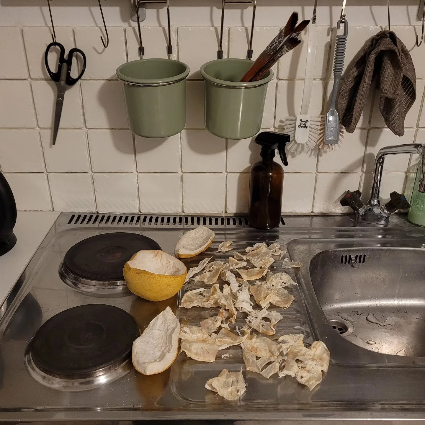 Jag &auml;r inte riktigt s&auml;ker p&aring; varf&ouml;r, men jag h&aring;ller onekligen p&aring; med ett experiment. Vad jag ska l&auml;ra mej och hur jag ska anv&auml;nda det f&aring;r vi se. 
F&ouml;rmodligen vill jag bara ha en anledning att &aum