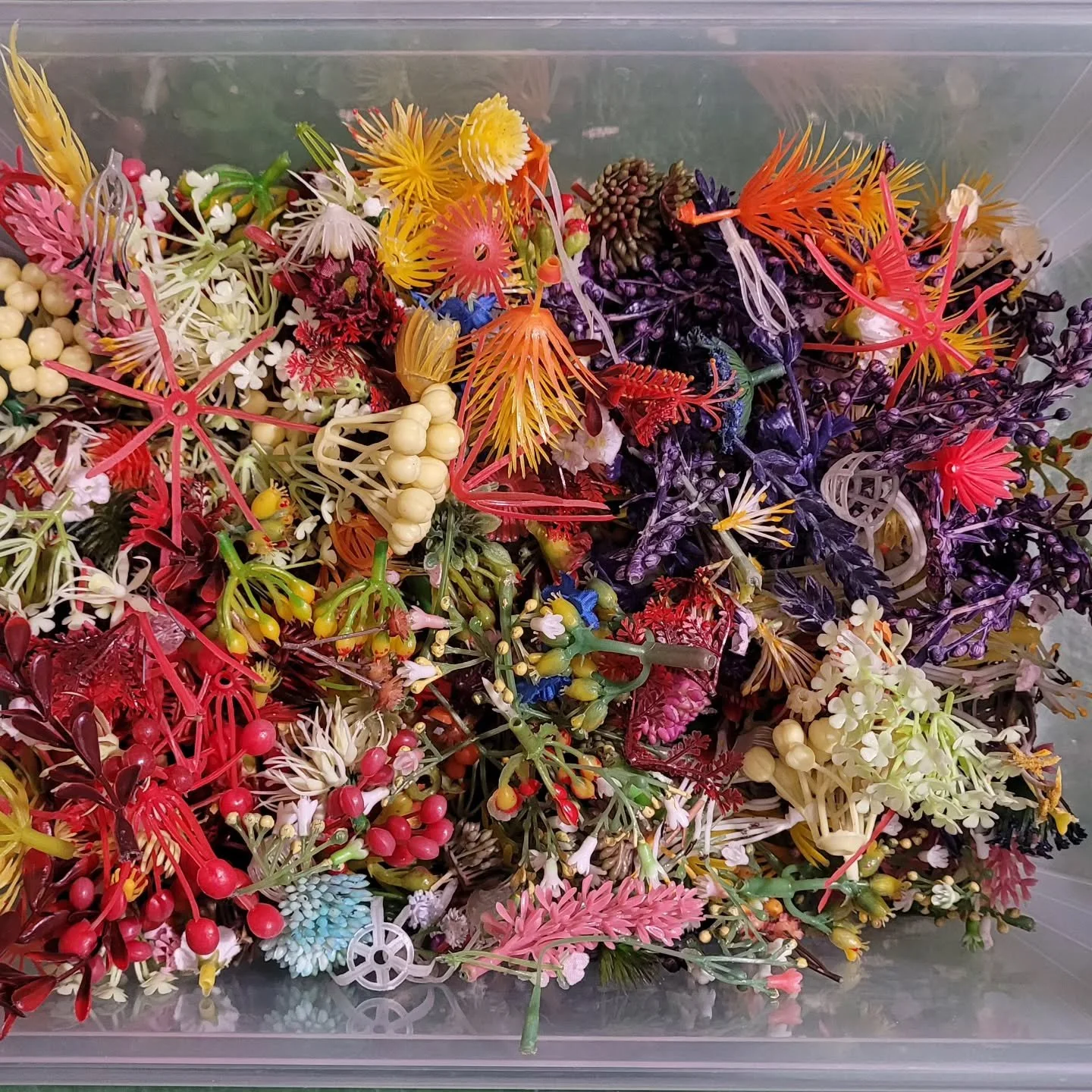 Jag gr&auml;ver i en utav mina roligare l&aring;dor p&aring; jakt efter en specifik liten rosa tygblomma som eventuellt finns d&auml;ri. Hittills ingen lycka, men all f&auml;rg g&ouml;r mej p&aring; bra hum&ouml;r det till trots.