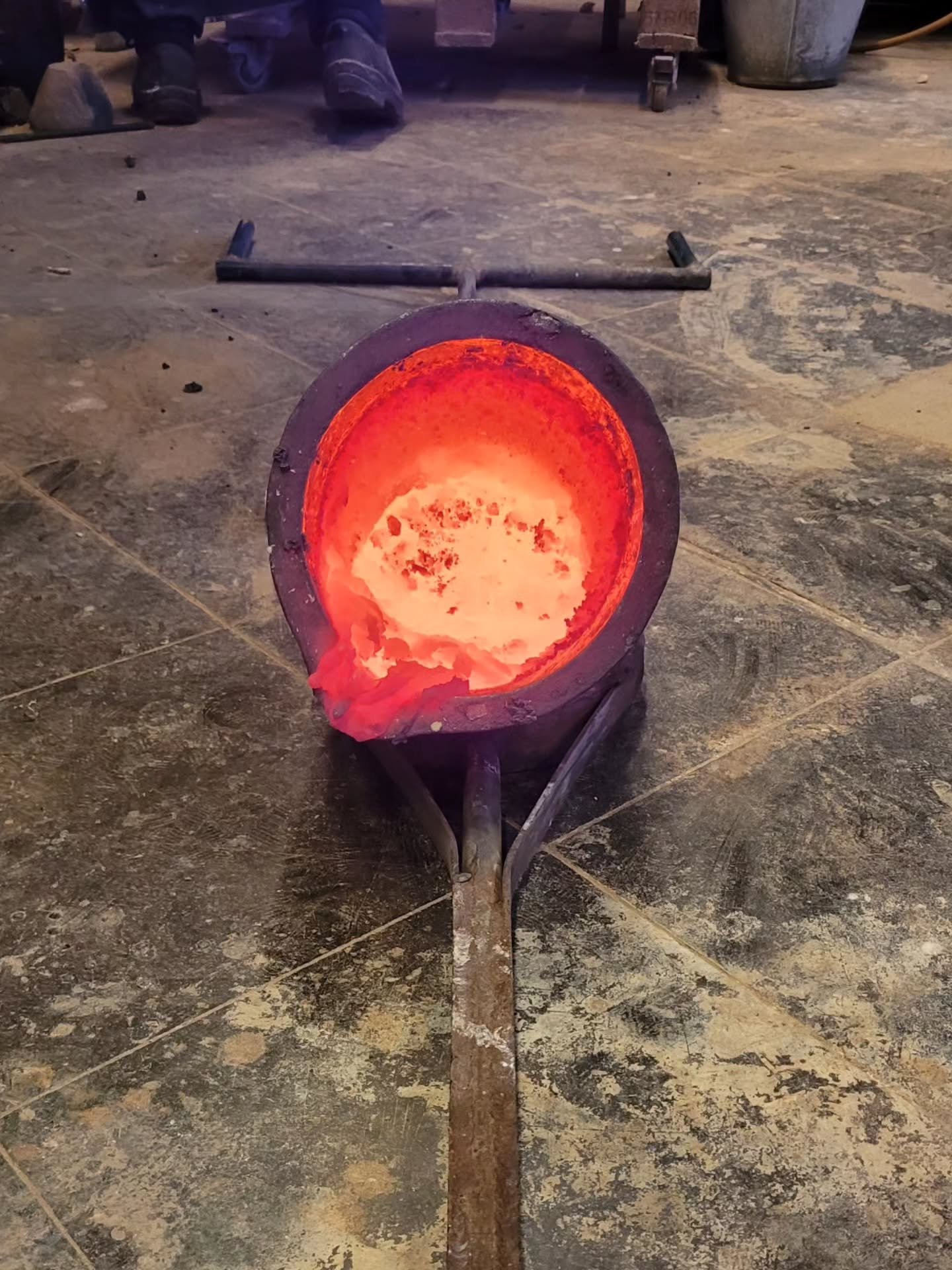 P&aring;v&auml;g hem efter att ha hj&auml;lpt till med bronsgjutning, efterarbete och varit lite assistent n&aring;gon vecka. 
Den obligatoriska degelbilden och tr&ouml;tt hund.