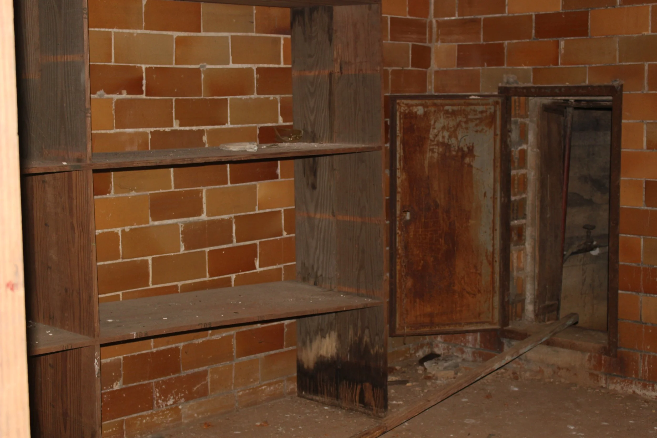  A storage room in the basement. 
