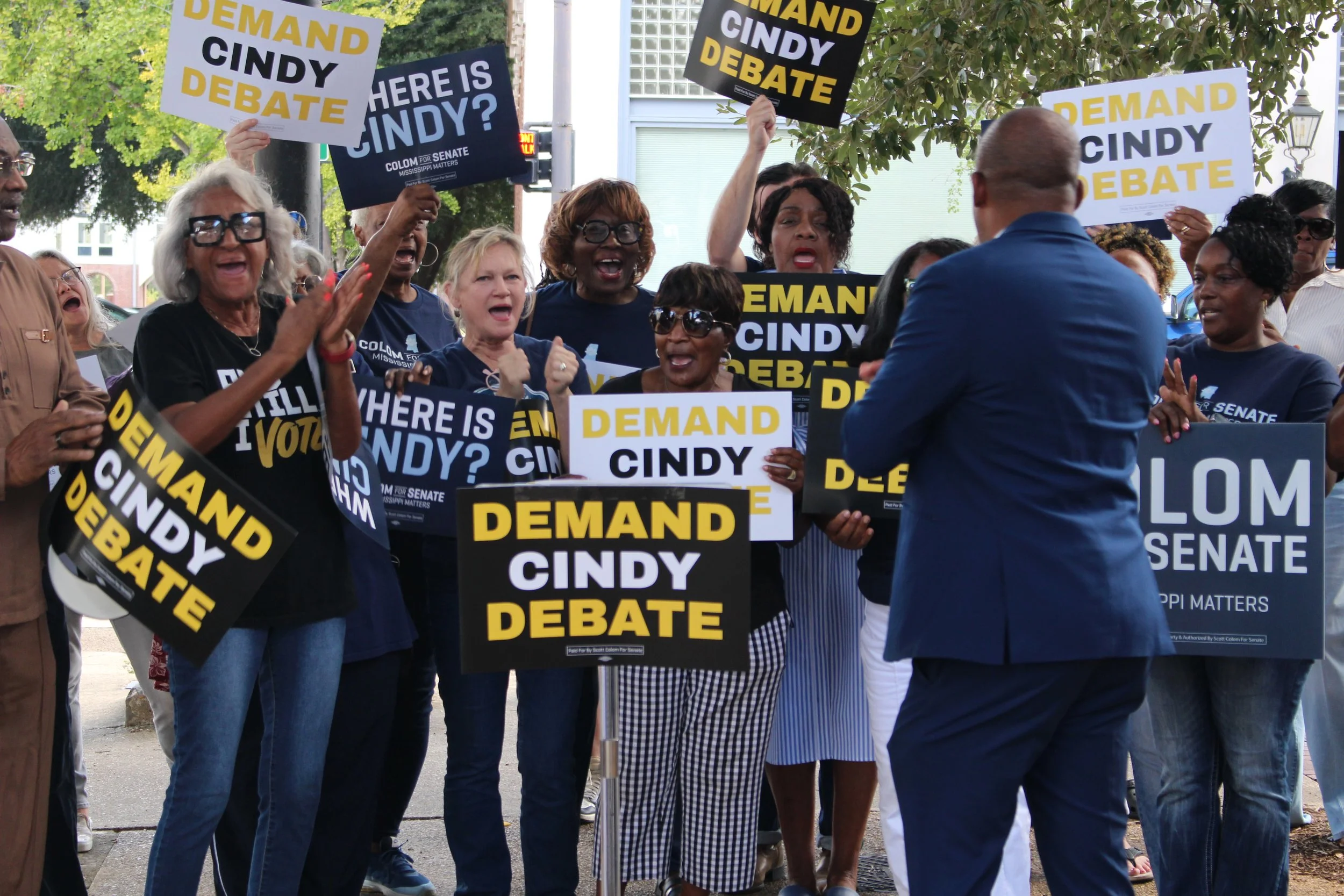  Supporters demand action with Colom. 