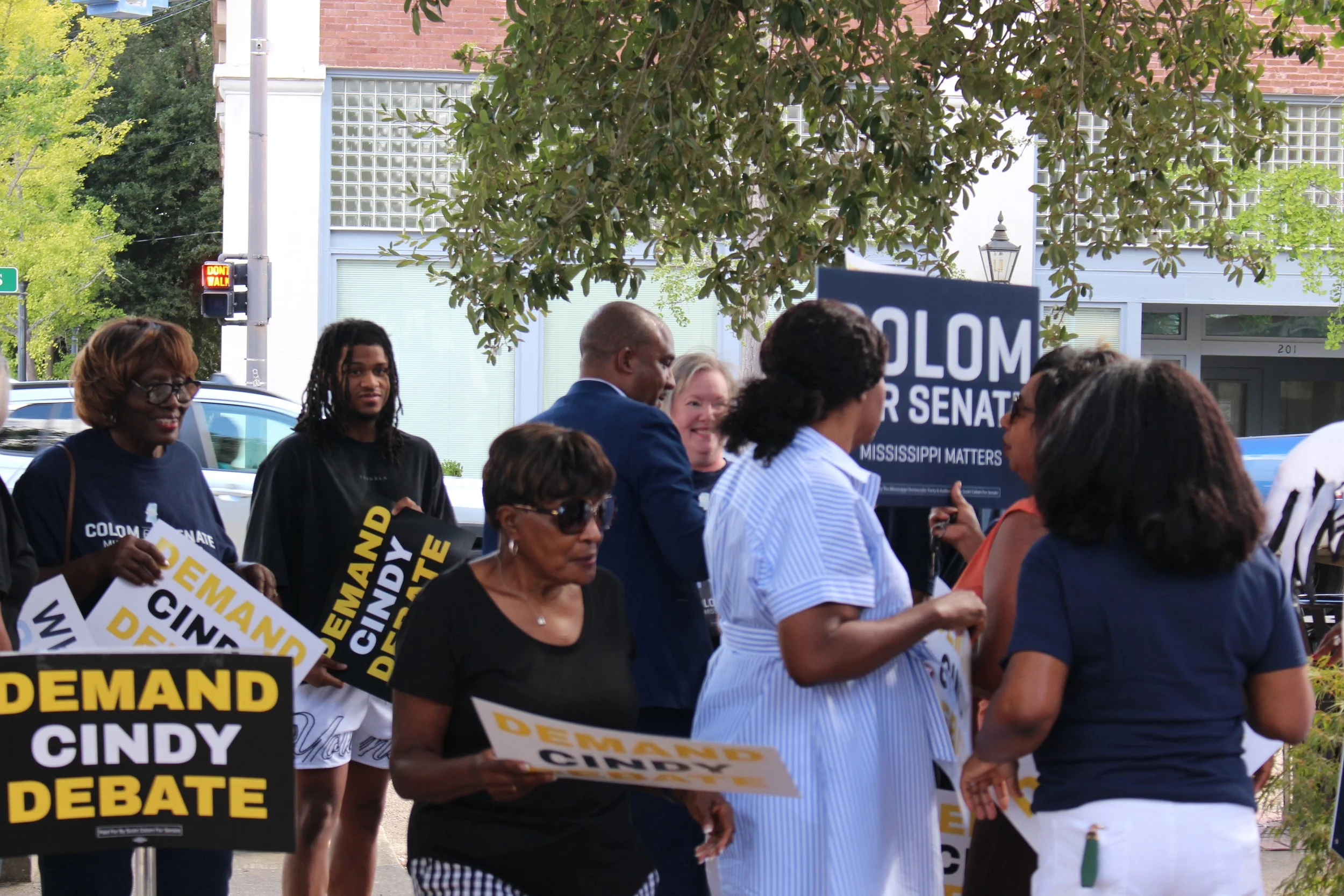  Colom meets with his supporters. 