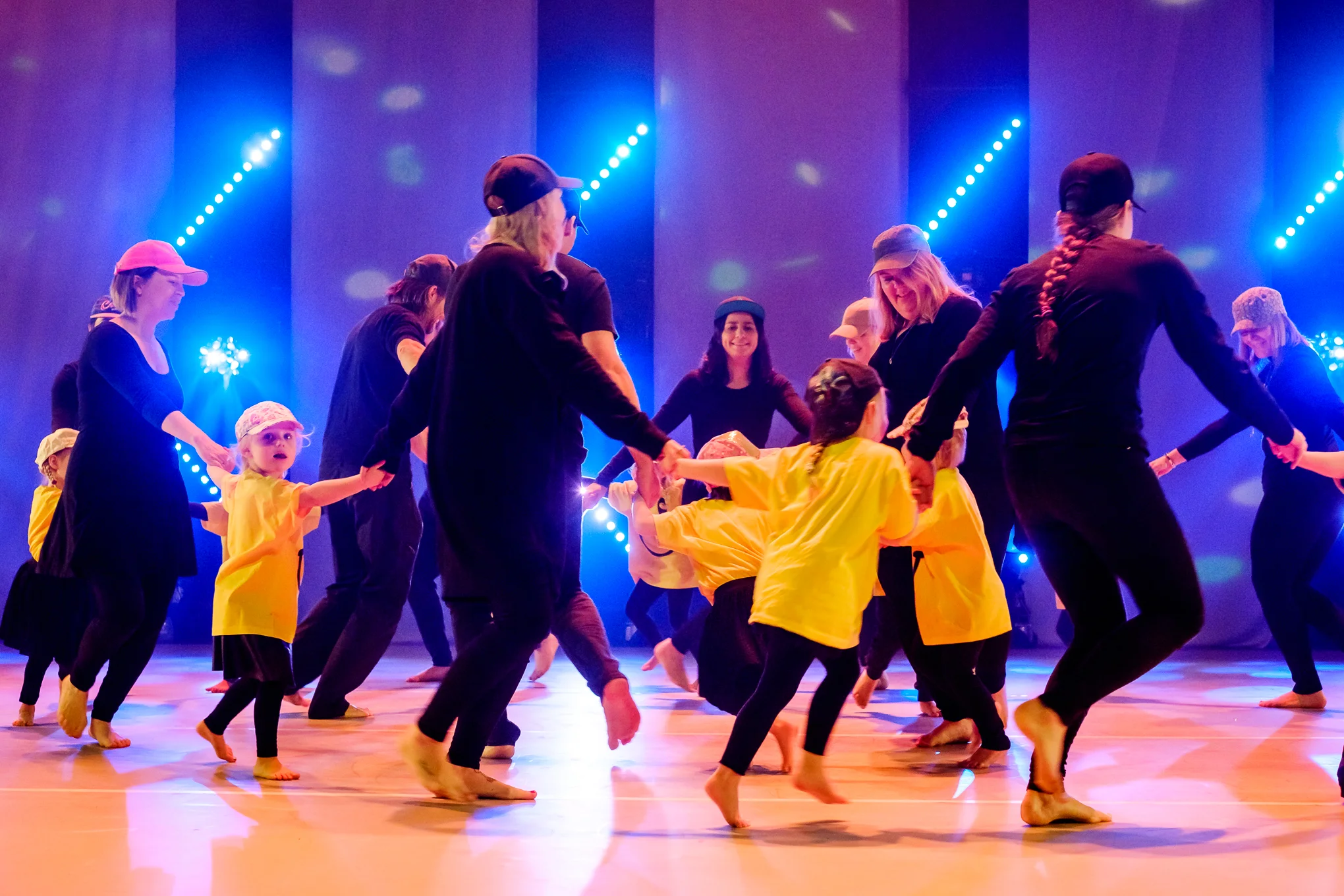 Foto: Tommy Johansen av partiet stor og liten 2-3 åringer under forestillingen 2017