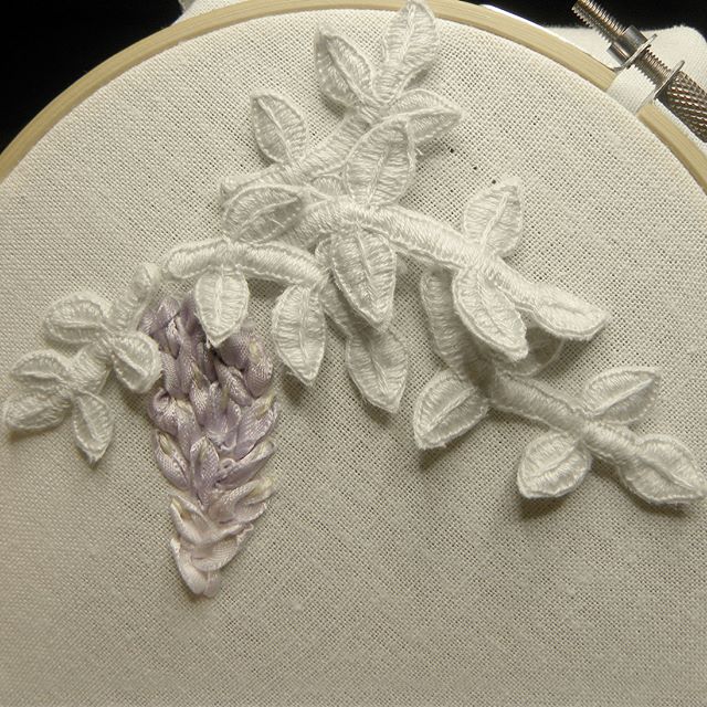 A little sample something for a wisteria themed design.&nbsp; A stab at ribbon embroidery with cotton appliques. .
.
.
.
.
#embroidery #embroideryinstaguild
#textiledesign #makersgonnamake
#wisteria #handsewing

#surfacedesign #embroidered #fiberart 