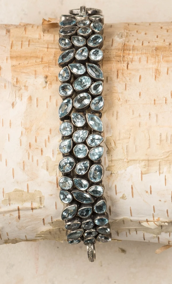 blue topaz set in dark silver/b35