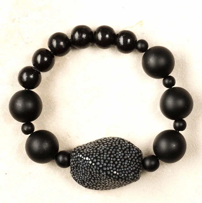 balck wood , black shagreen bead/stretch/b65 