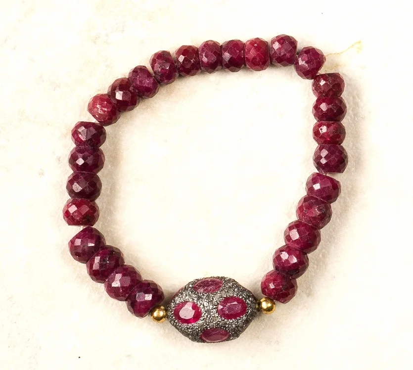 small ruby bead/large diamond/ruby bead/stretch/b61