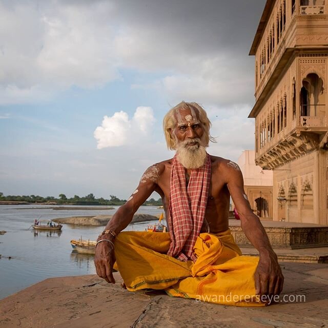 A visiting sadhu from Madhya Pradesh rests on the banks of the Yamuna River in Keshi Ghat, Vrindavan.⠀⠀⠀⠀⠀⠀⠀⠀⠀
⠀⠀⠀⠀⠀⠀⠀⠀⠀
India at its core runs on optimism. Here it makes sense to show respect to all sadhus* because one may be real, whereas in the we