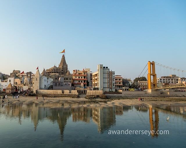 As the train rounded the bend, and the ancient Gujarati pilgrimage town of Dwarka came into view, this building rose head and shoulders above the rest. The 80 meter spire of the Dwarkadheesh temple is topped with a 15 meter flag that is changed 5 tim