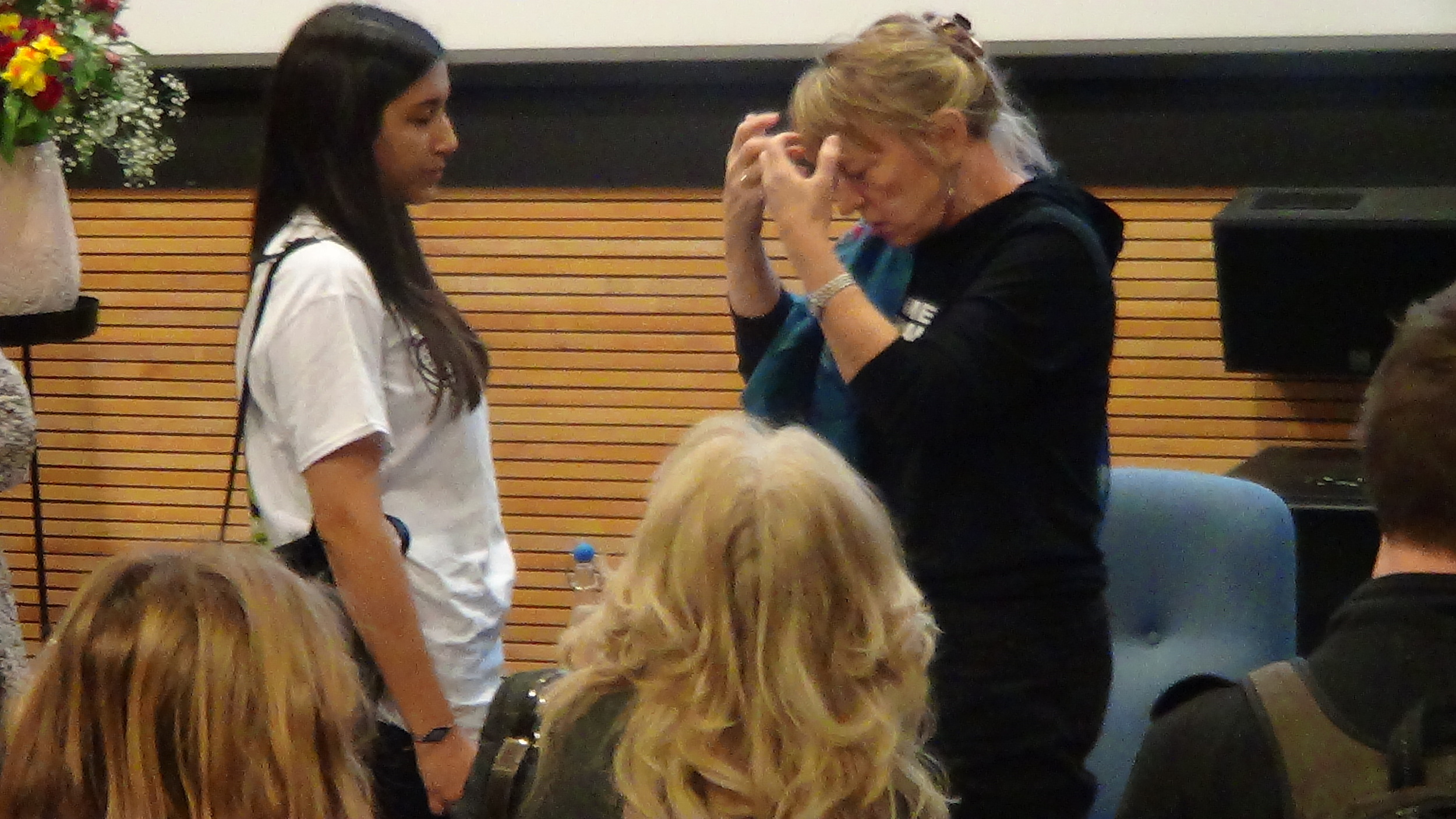 PEACE LAUREATE JODY WILLIAMS SHOOTING THE BREEZE WITH IOANNA KARCAS.JPG