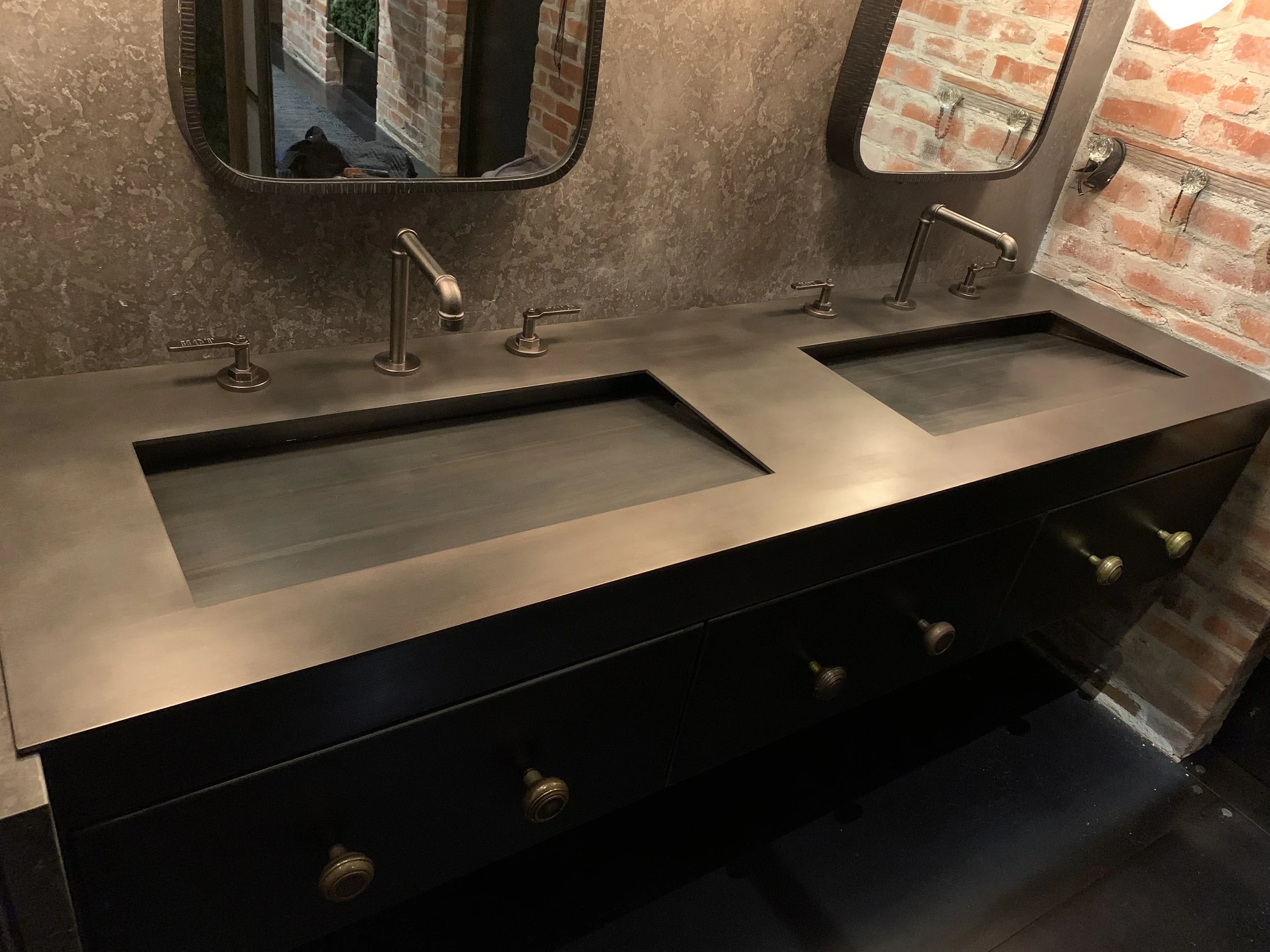 Stainless sink with blackened patina